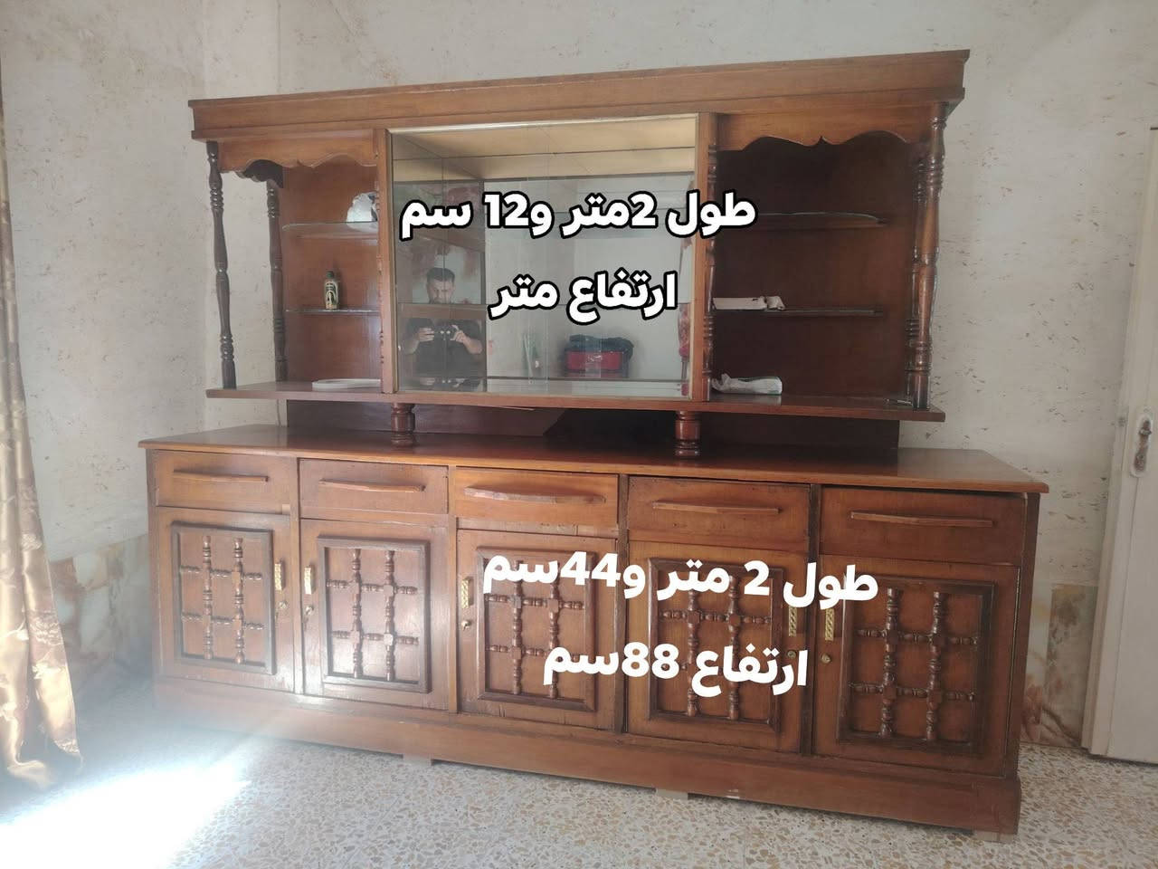 السلام عليكم بوفيه مع معرض قديمه 👈خشب صاج اصلي  للبيع قياسات بالصوره موضحه 👇🏻 مع فيديو 
العنوان قرية ذيابه للاستفسار الاتصال على الرقم *********** واتساب مفتوح وماسنجر قيم بما يرضي الله
