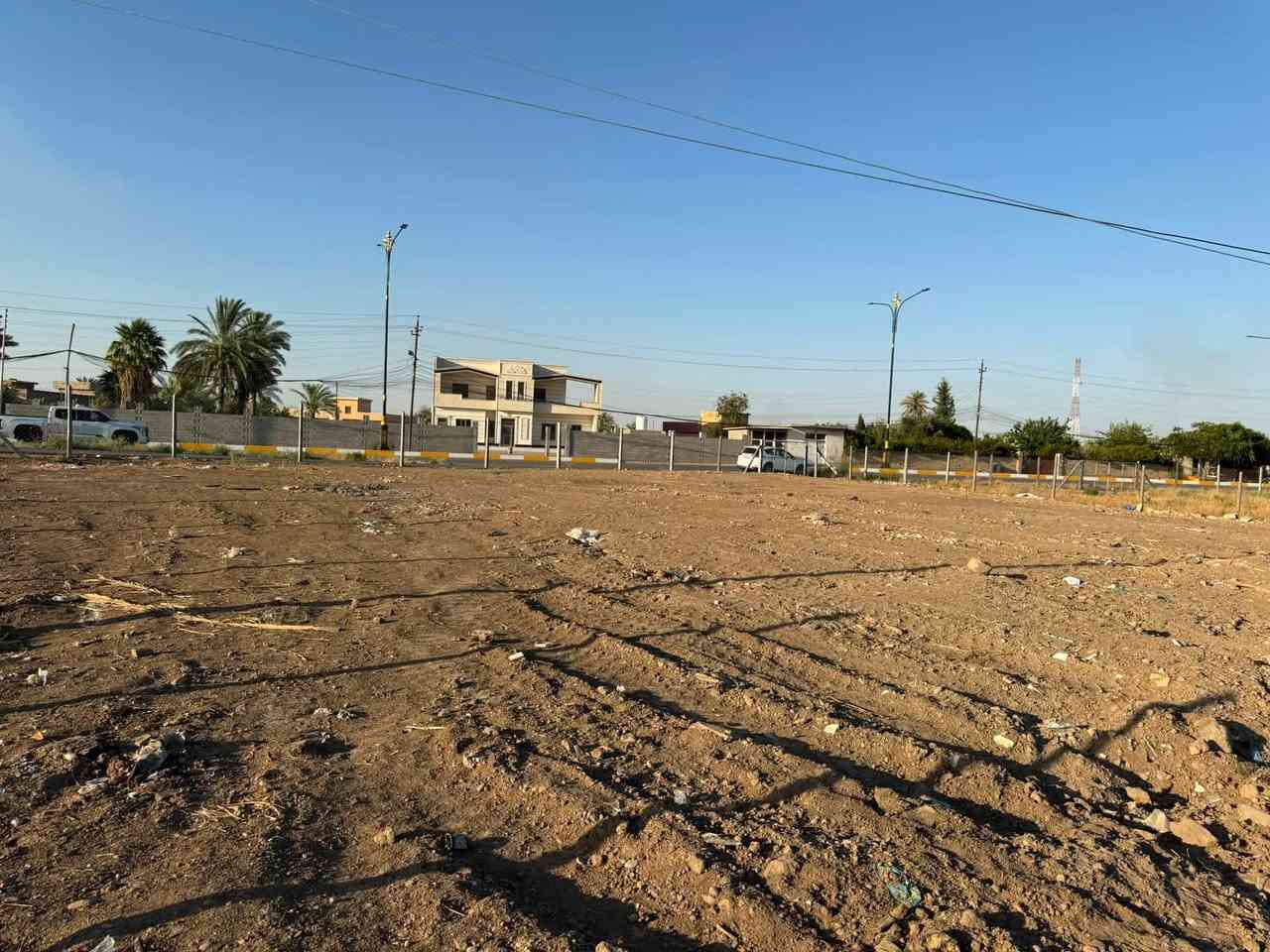 السلام عليكم 
نصف دونم للبيع طابو زراعي سند ٢٥ .. في العلم -  منطقة العالي بالقرب من مضيف القواسم .. واجهة ٤٠ نزال ٣٣ متر .. تقع مباشرة على شارع تبليط ، مخدومة كهرباء ، ماء ، ومسيجة.. تصلح للسكن او مزرعة 
للاستفسار الاتصال على الارقام التالية :

*********** واتساب
*********** اتصال
