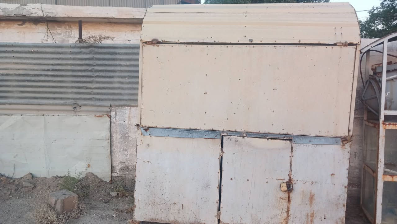 اغراض مال مطعم للبيع اي استفسار هذا رقمي***********
