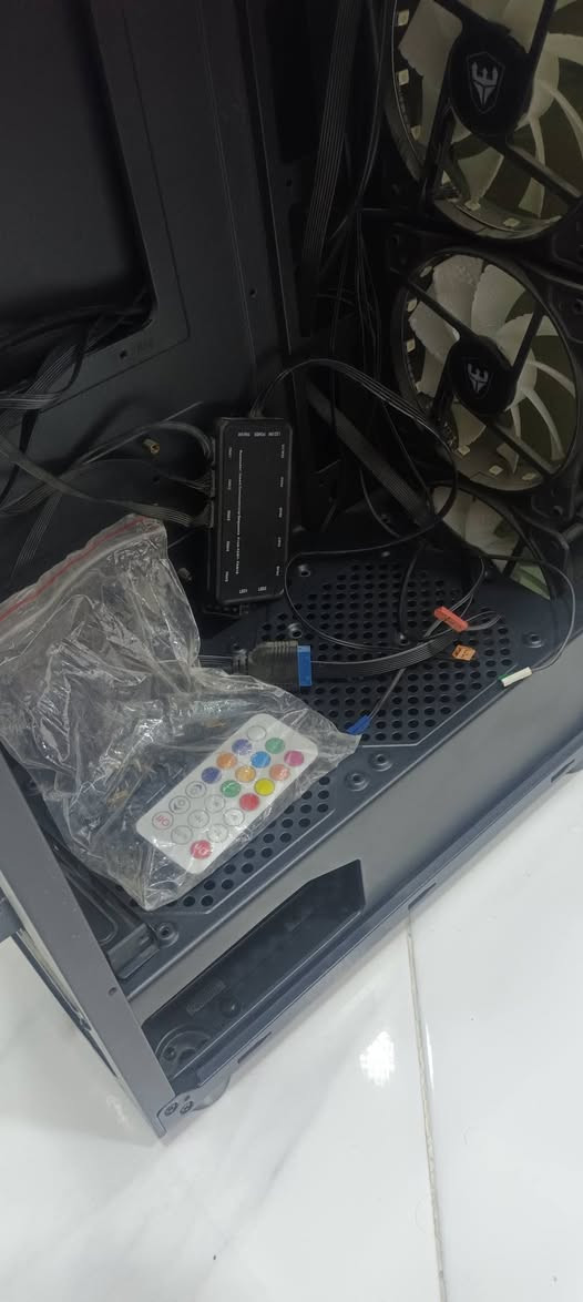 للبيع: كيس  SATE مع معالج i3 جيل تاسع وهارد SSD
الكيس: SATE ATX Gaming K372 (جديد غير مستخدم بكرتونته).  
​المراوح والإضاءة: يحتوي على 3 مراوح ARGB مع ريموت تحكم للإضاءة والسرعة.
​المعالج (CPU): Intel Core i3 الجيل التاسع (شغال وبحالة ممتازة).
​التخزين (SSD): هارد SSD سعة 120GB (سريع جداً للنظام والألعاب).
اليريدهن يراسني ويدلل 
مكاني بغداد
