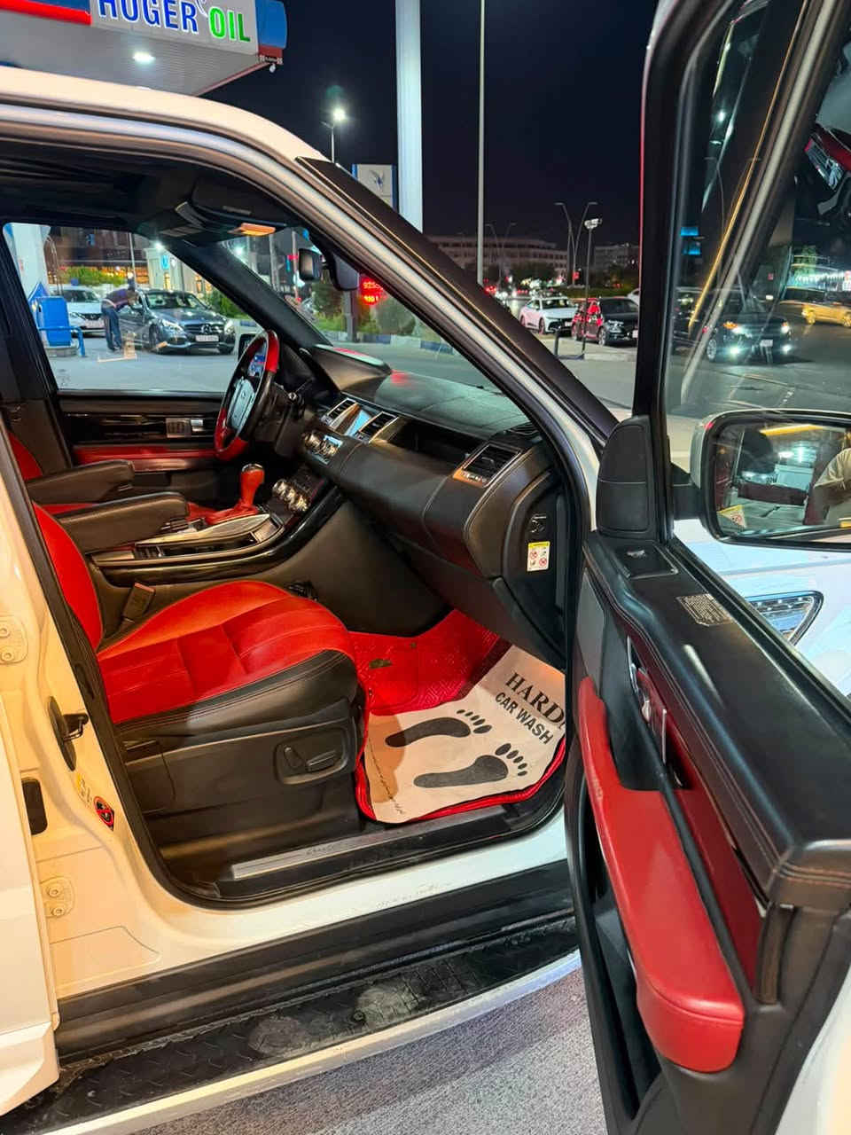 رانج روفر أوتوبيوغرافي سوبرتشارجد 2013
(Range Rover Autobiography Supercharged)

السيارة بحالة الشركة (جديدة جداً) - خليجي وكالة سردار

🔹 حالة البدن والميكانيك:

 البودي: مكفول بالكامل (بدون صبغ / بدون بارد / بدون تبديل قطعة).

 المحرك والكير: بلادي وعلى الشرط.

 السيارة جاهزة: عليها إدامة كاملة، بدون أي نقص، وتبريد ثلج.

🔹 أبرز المواصفات:

 📺 الترفيه: شاشات خلفية + شفتات ستيرن.

 📷 الأمان: 5 كاميرات + حساسات أمامي وخلفي.

 🔑 النظام: 5 بصمات.

 🛋️ الداخلية: جلد لونين + كشنات خزن 3 وضعيات.

 💡 الإضاءة: عدسات متحركة.

 🎈 التعليق: نظام جكات (هيدروليك) يعمل بكفاءة

 ❄️ التكييف: قطعتين تبريد ممتاز.

 🚗 إضافات أخرى: فتحة سقف / صندوق كهرباء / مري قلاب / تخم تاير جديد.

*********** تواصل وتساب واتصال
