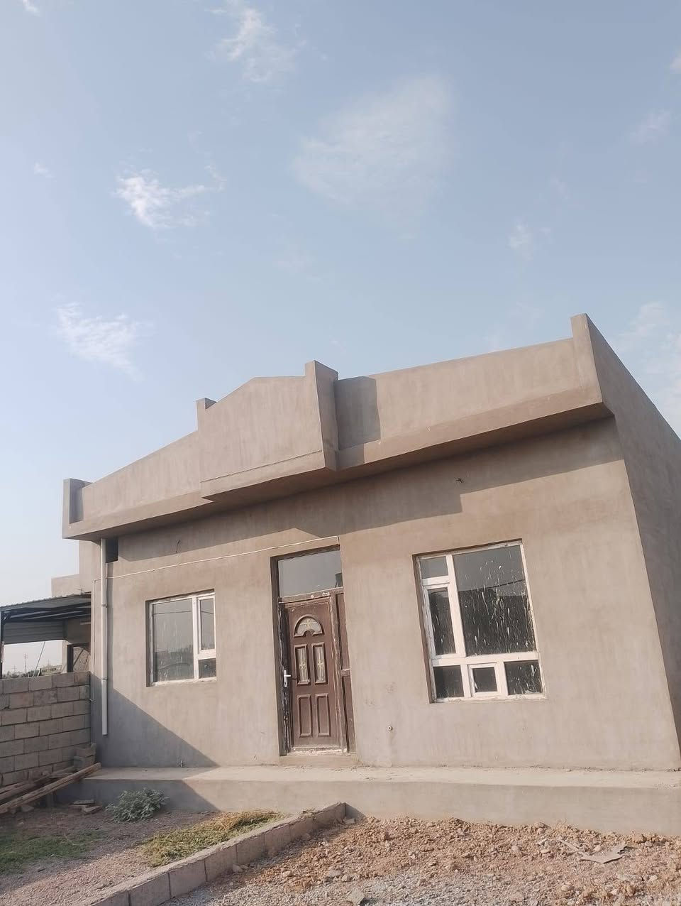 قطعه 300 متر للبيع مساحت البيت 100 متر غرفت نوم هول استغبال مطبخ  السعر 25 بيها مجال قليل *********** الحولي قريت السلام
