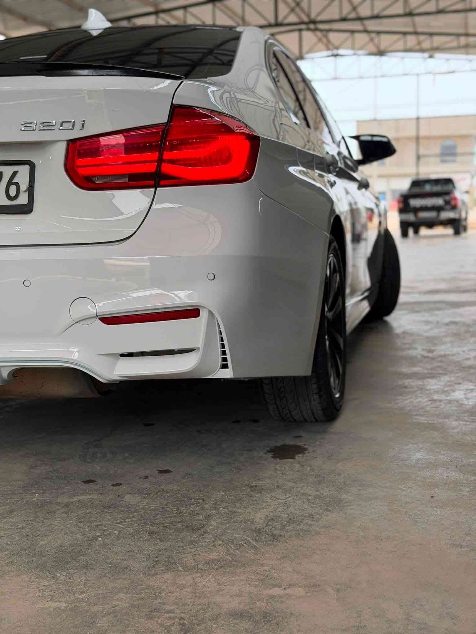 بي إم دبليو 320i • ٢٠١٧ • كت M كامل