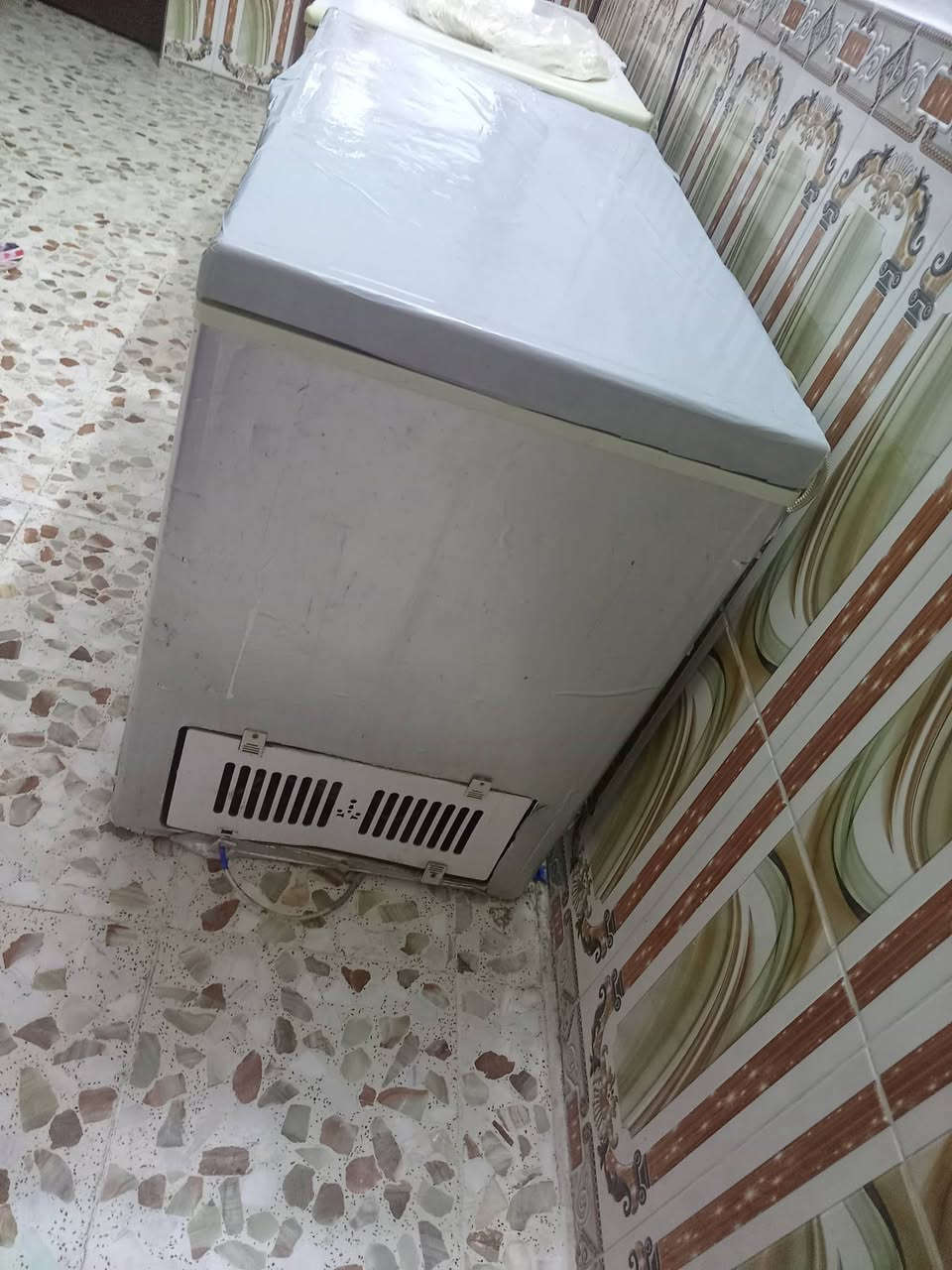 السلام عليكم 
عندي هاي المجمده لبيع
تشتغل وتبرد ثلج
عارضها ١٧٥ ألف
***********
