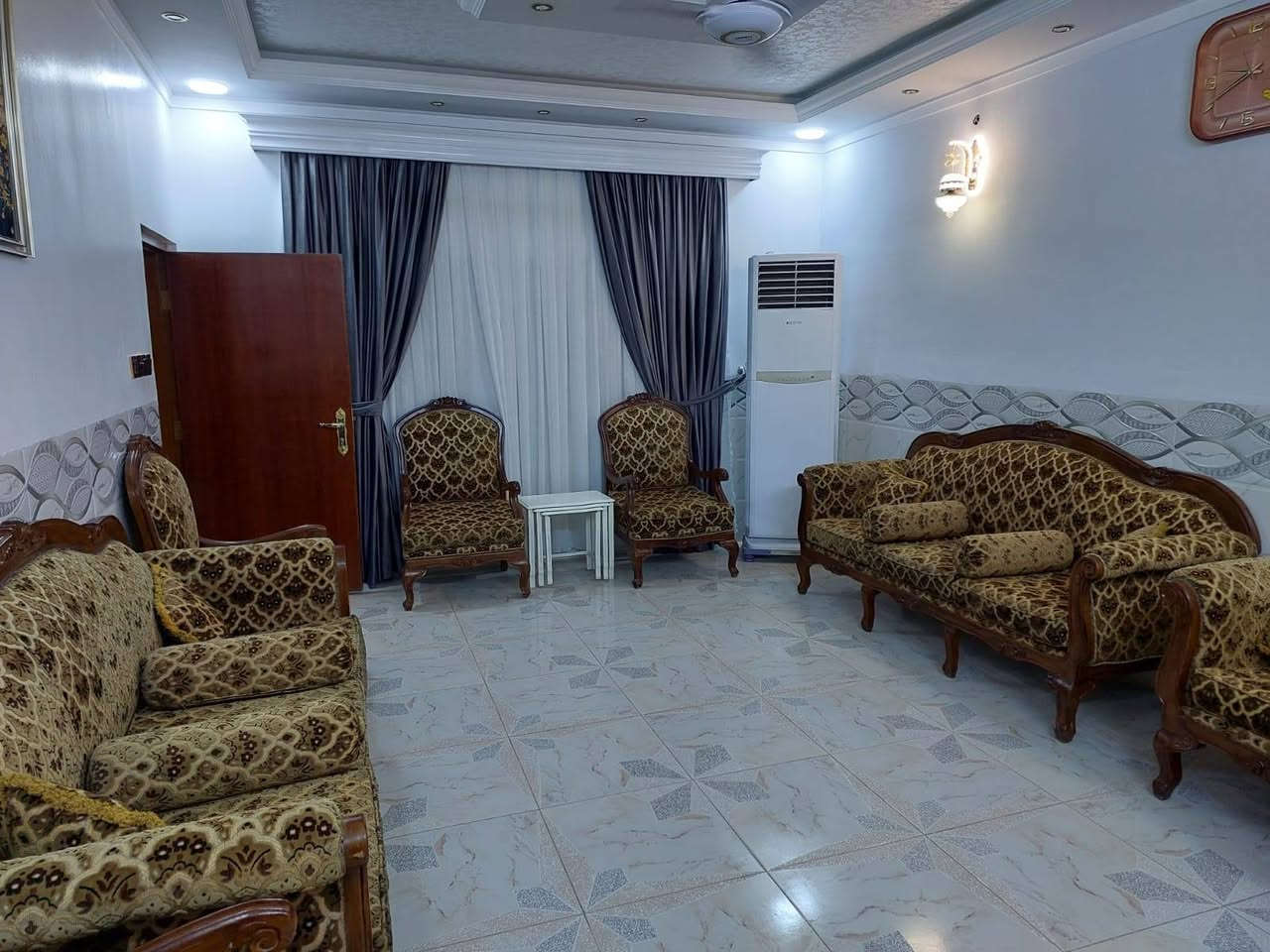 بيت للبيع في حي نزال قرب جامع عبدالعزيز السامرائي 
شارع ١٢ متر 
٣ غرف نوم 
المساحه ٢٠٠ متر 
السعر  ١٩٠ مليون بي مجال
عنوان المكتب تقاطع جامع التقوى 
مكتب عزت للعقار 
***********
***********
