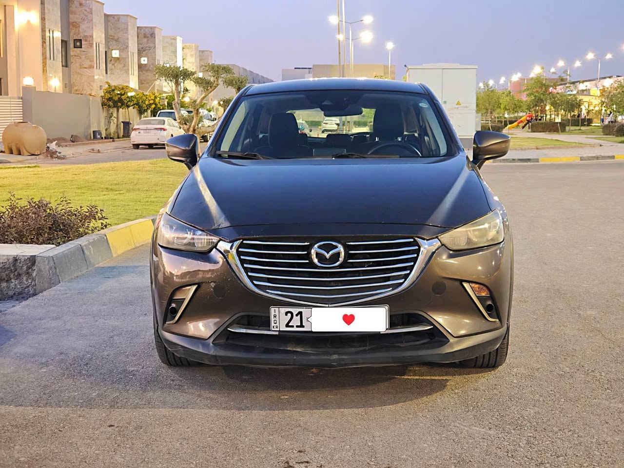 سلام علیکم مازدای cx-3  2018 سەیارەکە دوو پارچەو روبعێک بۆنیتی هەیە پێش و پشتی کەپسە زۆر زۆر جوان ماوەتەوە و تەقەو رەقەی نیە و تازە پێشی توند کراوەتەوە یەک دینار مەسروفی تیا نیە دەبل اکسل راداری پێشەوەیە هیچ هیچ نقوستیانیەکی تیا نیە مەکینە ٢٠ بێ تۆربۆیە واتا مەکینە مەرغوب زۆر بێ مەسرەفە و بەنزینیش کەم دەخوات بە نۆرماڵ کێشەی نیە سەیارەکە لە مۆدیلی خۆی فولە بەس سلاید نیە سعری ١٠٩ وەرەقەیە مەجالێکی کەمیشی تێدایە شوین هەولێر*********** أربيل, العراق
