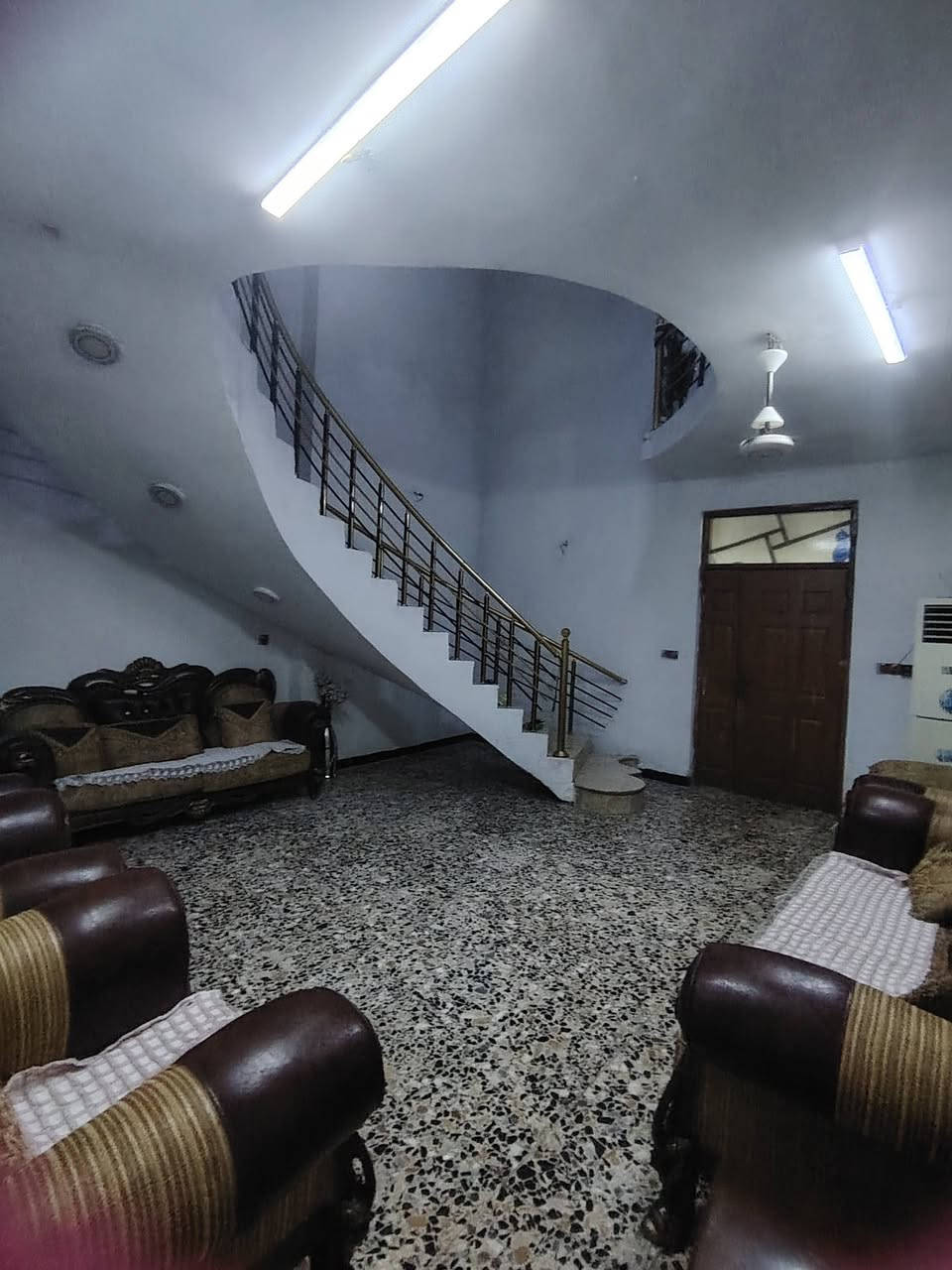 بيت للبيع وقف مساحه ٢٠٥ يحتوي على كراج وحديقه ٤ غرف نوم وصاله كبيره مطبخ حار وبارد كبير مكانه صدر القناه قرب العلاج الطبيعي ع شارع ***********
