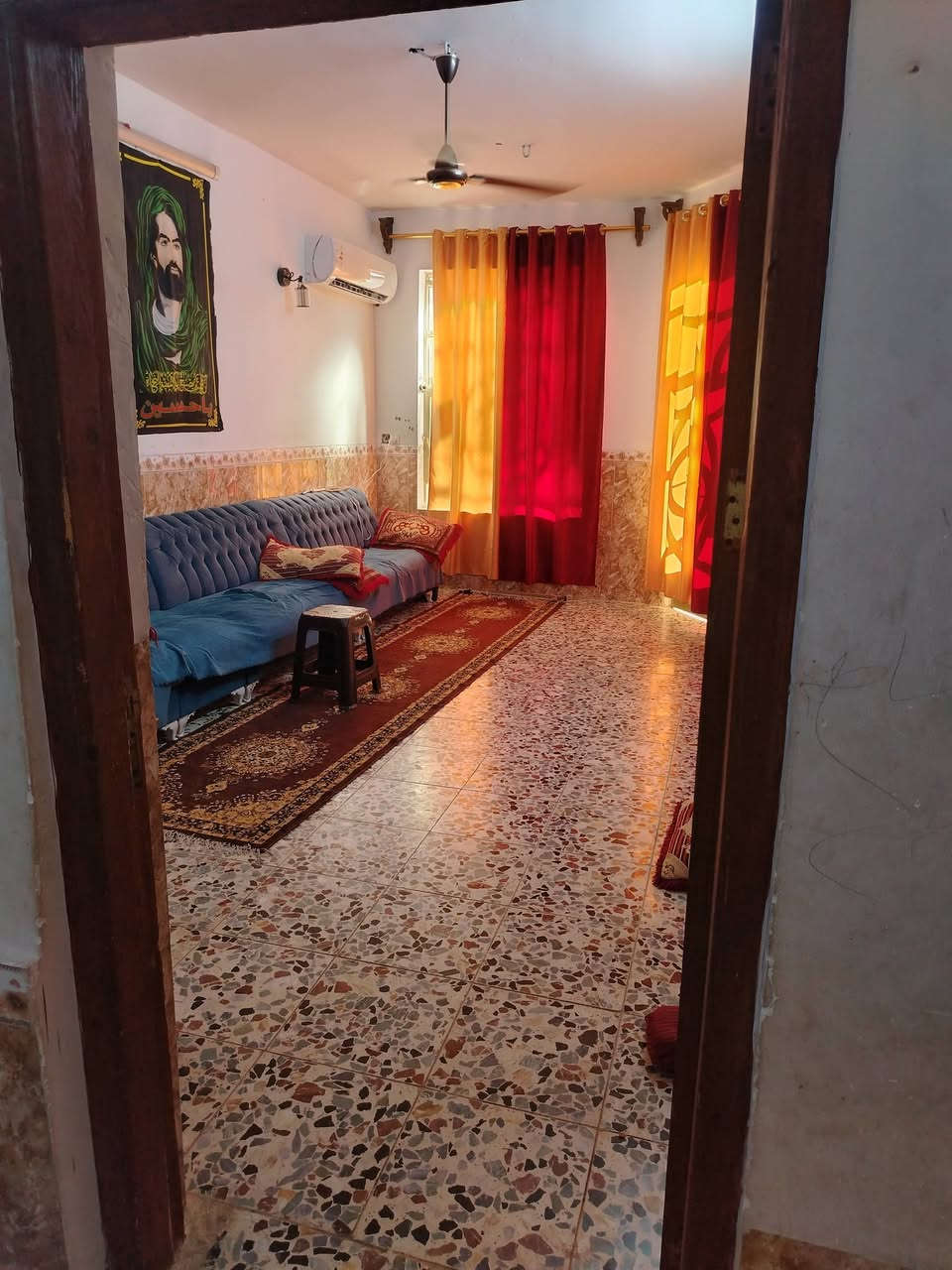 السلام عليكم بيت للبيع المساحه(140م) 
الموقع قريت سيد جاسم شارع سامي السوداني قرب بيت جلوب يحتوي على( أستقبال)(مطبخ)(صاله)(غرفتين نوم) 
للأستفسار خاص أو الأتصال وأتساب ***********
