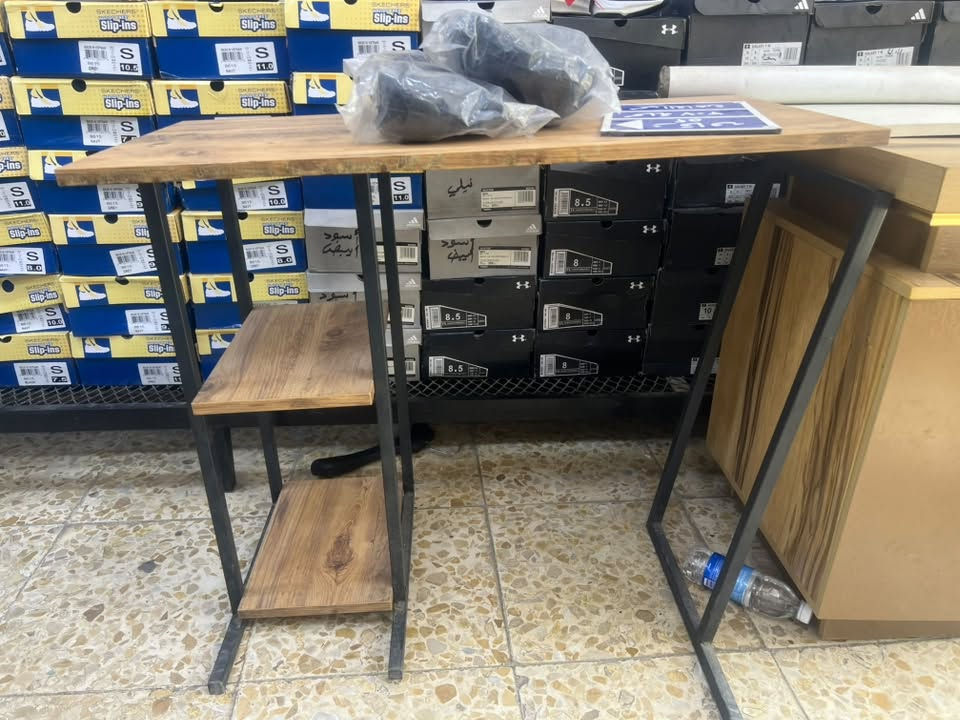 ميز مكتبي • نضيفه • طاولتين