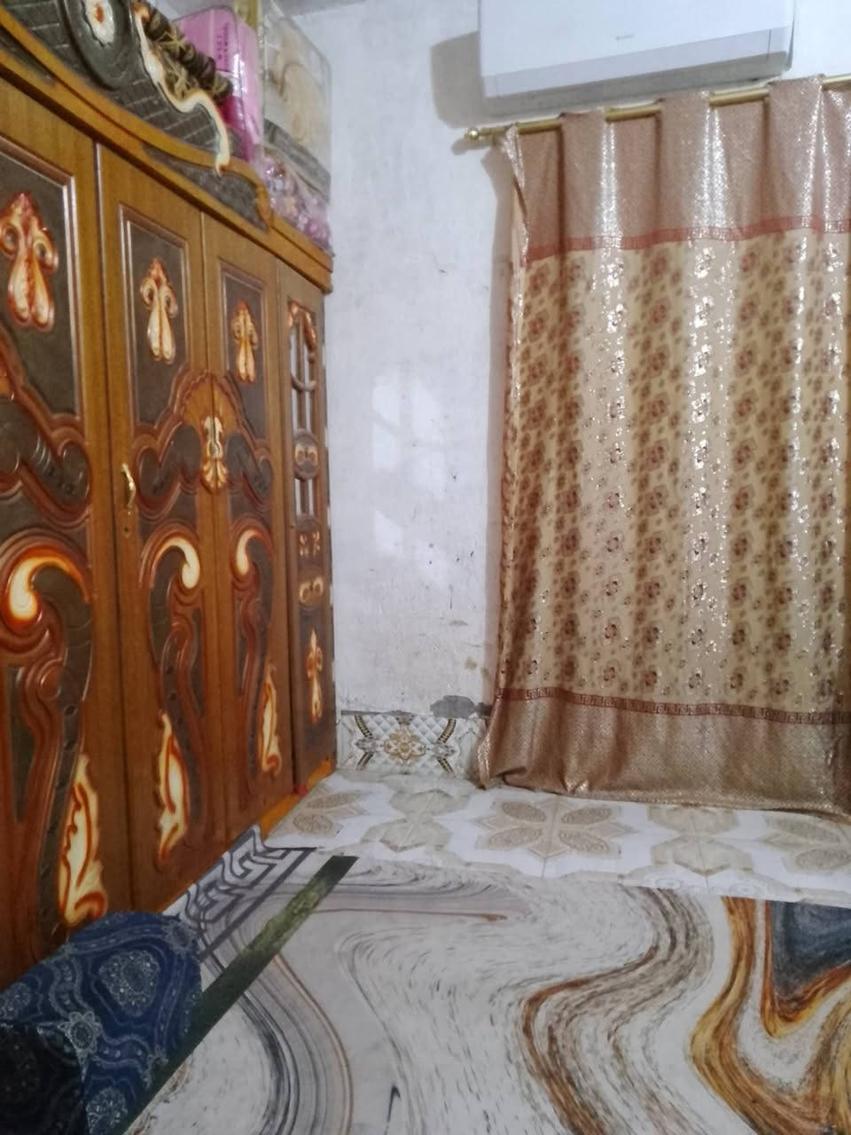 للبيع بيت زراعي مدينة الصدر خلف الروف السده مساحه البناء 100 أو عشره م وبي زياده بعد ماء كهرباء مجاري طالعه 
السعر 30 وبي مجال تلفون ***********

