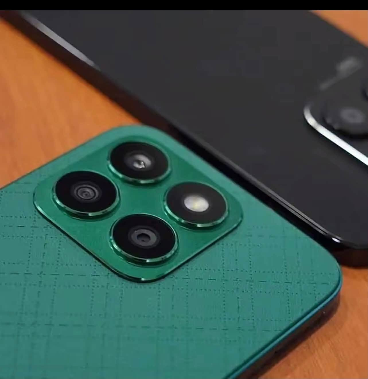 HONOR X8b نسخة 512GB:
* 💾 التخزين: 512GB
* 🧠 الرام: 8GB، وتصل إلى ما يعادل 16GB مع RAM Turbo. 
* 📱 الشاشة: AMOLED قياس 6.7 إنش، دقة 2412×1080. 
* ⚙️ المعالج: Snapdragon 680. 
* 📸 الكاميرات: خلفية 108MP + 5MP + 2MP، وأمامية 50MP. 
* 🔋 البطارية: 4500mAh مع شحن HONOR SuperCharge بقدرة 35W. 
* ⚖️ الوزن: حوالي 166 غرام.
* 🤖 النظام: MagicOS 7.2 المبني على Android 13.

#سعر ٢٤٥وبي مجال ويرهم مراوس

***********

نص مكتوب في الصور:
- No service 13:38 100% About phone MagicOS Device name HONOR X8b Processor Qualcomm Snapdragon 680 RAM 8 GB +8 GB HONOR RAM Turbo Battery 4500 mAh Resolution 2412 x 1080 Internal storage 493.05 GB free 512 GB total Model LLY-LX2 Build number 8.0.0.297(C636E238R2P2) GPU Turbo MagicOS version 8.0