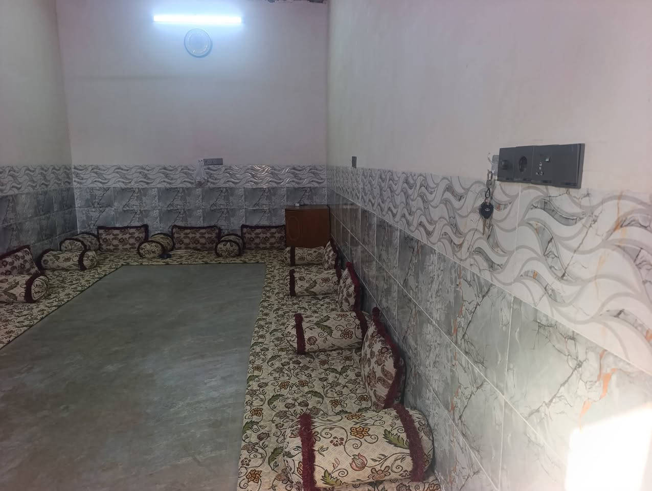 سلام عليكم ورحمه الله وبركاته بيت للبيع في حي الفاروق البيت يحتوي عله ربعه7.3.5 +استقبال4=4+مجمع غرف 6=2.5 +ويحتوي عله ثلاث غرف نوم 5=4 5=4 +وحده زغير 4=3.5+ مطبخ 5=4 حمام داخلي 2=2  معه حمام خارجي وا تواليت خارجي         للاستفسار الاتصال على الرقم ***********  بي وتساب
