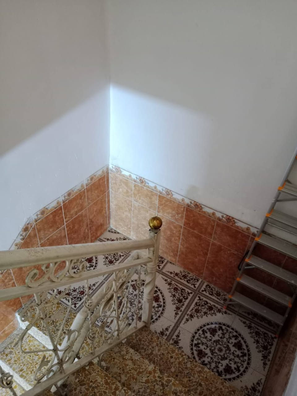 سلام عليكم بيت البيع سند ٢٥ العنوان كربلاء البوبيات مقابل حي زهراء حي سومر الثاني  البيت ١٢٠ متر طابقين صب مسلح الطابق الاول يحتوي على ستقبال وصاله ومطبخ وغرفتين نوم  حمام عدد ٢  طابق الثاني يحتوي على اربع صاله حمام بلكونه البيت نضيف سعر ١٣٠ بيه مجال الشراي اي ستفسار اتصل *********** غير متواجد على فيس اتصال فقط اجاوبك
