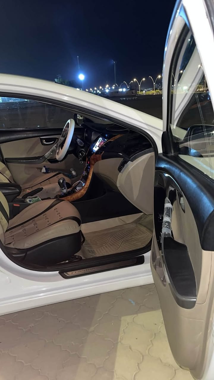 سلام عليكم 
انترا 15 فول مواصفات مكينه1800دوش 
سياره كفاله عامه تخم تاير حداديه جديده تبريد ثلج السياره معوزه اي شي  مكان السياره بصره زبير السعر اتصل وبيك خير ودلل***********
