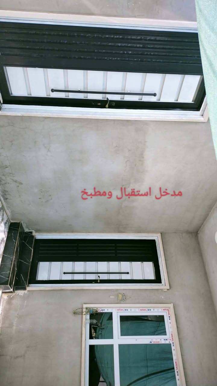 السلام عليكم ورحمه الله وبركاته
بيت للبيع قوسيات شارع دهوك القديم خلف الصناعه وقريب عالسوق والشارع العام مساحة 160البيت طابقين مكون من 5غرف نوم ومطبخ حار وبارد  ومشتملات وهول داخلي وخارجي بناء حديث 
السعر 85وبيه مجال
***********
***********
