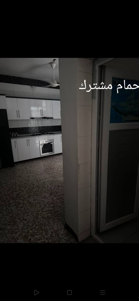 السلام عليكم
بيت ١٠٠ متر  واجه ٥ والنزال٢٠

يحتوي علئ. طرمه وحمام خارجي

الطابق الاول. حولي +ستقبال+مطبخ +حمام مشترك. 

طابق الثاني. غرفتين نوم + حولي+ حمام مشترك

طايق الثالث. بيتونه كبيره +سطح امامي وسطح خلفي البيت في منطقه المعالف قرب. شارع دكتور حافظ وقرب مدرسة زبيده 

اي استفسار ***********  بالتوفيق للجميع
