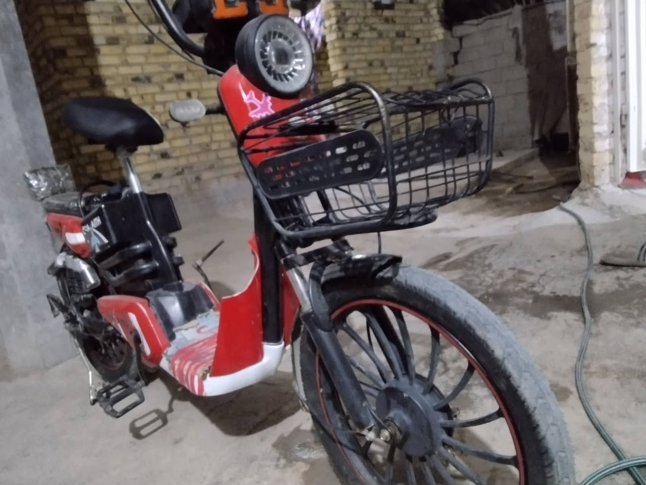 سلام عليكم عندي باسكل شحن لبيع حجم 20 لون حمره موديل 24 تأيرات  جدد ليوم شديتن مابي شي بطاريات جدد سعر 250 وبي مجال حك جيه وبيك خير وتدلل الشري رقم***********
