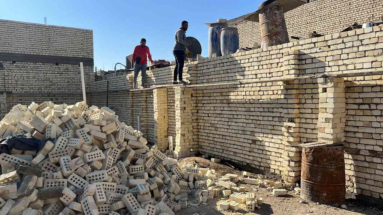 بيت سكني للبيع في بغداد – مدينة الصدر.
الموقع: مدينة الصدر، الكيارة (البيت داخل اول فرع في قطاع 68، بلوك رقم 1 خلف محطة تعبئة وقود قطاع 68 الحكومية).

المساحة الإجمالية: 144 متر مربع (الواجهة: 8 متر، النزال: 18 متر).

نوع السند: طابو ملك صرف (باسم مالك العقار مباشرة).

طبيعة وعمر البناء: بناء حديث جداً (سنة 2025)، الارضية رفت 50 سم البناء بالطابوق السقوف مسلح السطح كامل شتايجر، الستارة ملبوخة بالكامل من الداخل.

المواصفات والخدمات الفنية والتبريد:

الكهرباء: تأسيس بواري دفن، وتسليك وايرات سعودي (قياس 2.5 ملم و 6 ملم).

الماء والسباكة: بواري دفن على الطريقة الحديثة (نظام بطارية)، بواري الماء النازل قياس 2 إنج، تانكيات ماء عدد 2 (سعة كل تانكي 1000 لتر)، وكل حمام يحتوي على (شاور + بانيو + مغسلة + تواليت غربي).

نظام التبريد والسبالت: * الغرف الخلفية: تأسيس بواري دفن مخصصة للسبالت (يدخل منها أنابيب التبريد) مع تأسيس بواري فضلات المياه لتصريفها نحو المنور.

الغرف الأمامية بالطابق الثاني والاستقبال: مجهزة بنظام مكيفات (المكيفات موجودة ومتوفرة مع البيت).

اللبخ والإنهاءات: الحمامات مغلفة بالسيراميك بالكامل، باقي البيت لبخ إسمنت بالكامل (حتى السقوف) ومباشرة فوق الإسمنت بياض بورق.

ارضية البيت بالكامل بورسلين 60x60 سم

الدرج باية ومراية بورسلين محجر درج خشب

المناور: يحتوي البيت على مناور عدد 2 (بقياس 1.5 متر × 1 متر).

تفاصيل وتقسيم الطوابق والقياسات بالدقة:

الاستقبال: غُرفة استقبال كبيرة بقياس (6 متر × 3.60 متر).

المطبخ: بقياس (3 متر × 3.60 متر).

الصالة والدرج: صالة داخلية بالطابق الأول بقياس (4 متر × 5 متر) وبداخلها الدرج، والطابق الثاني يحتوي أيضاً على صالة بنفس القياس (4 متر × 5 متر).

غرف النوم (المجموع 6 غرف):

عدد 4 غرف نوم بقياس (3.60 متر × 5 متر).

عدد 2 غرف نوم بقياس (6 متر × 3.60 متر).

الحمامات (المجموع 3 حمامات):

حمامات داخلية عدد 2 بقياس (3 متر × 2 متر).

حمام وتواليت خارجي مشترك عدد 1 بقياس (2 متر × 1 متر).

السطح والبيتونة: بيتونة كبيرة بقياس (8 متر × 4 متر) قاصمة البيت إلى سطحين.

الملحقات الخارجية: كراج سيارة كبير بقياس دقيق (5.75 متر × 3.60 متر).

السعر الإجمالي: 275 مليون دينار عراقي
رقم التواصل: ***********.
