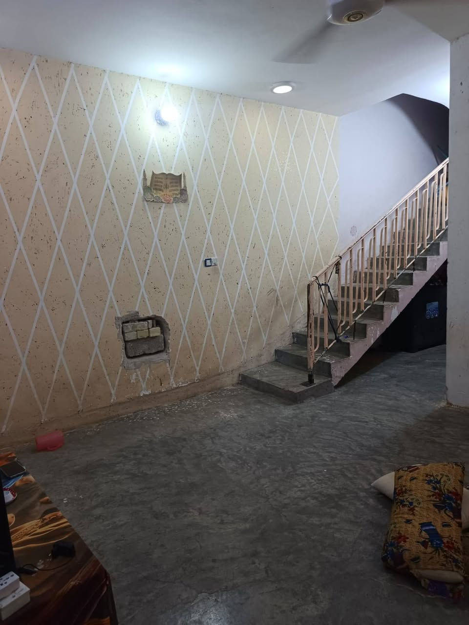 سلام عليكم مشتمل للبيع الرحاب شارع المضيف  طابوزراعي سند 25واصله تبليط يبعد عنه 30متر. قرب جامع نور الرحمه مباشر. المساحه 130 كامل نقص فقط ستاره مطبخ صيحيات سيراميك. البيت كله صبه نضيفه ارضيته علما البيت مؤجر السعر 35مليون. للاستفسار ***********
