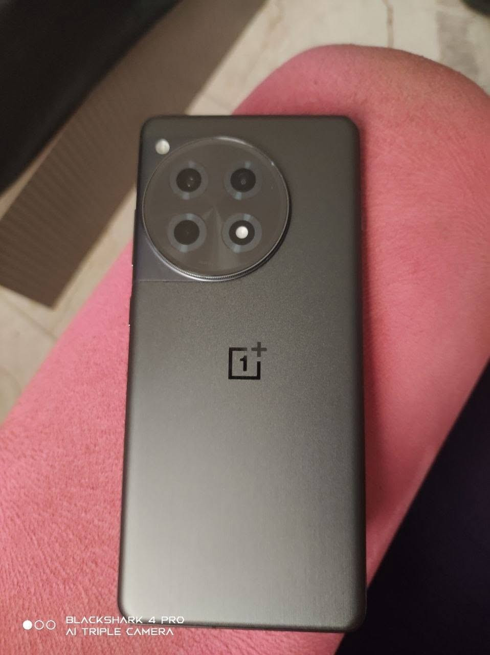 السلام عليكم one plus 12R ذاكرة 256/16 بطارية 97 جهاز اخو جديد زلغ مابي السعرر450 مكاني بغداد الشعب

نص مكتوب في الصور:
- BLACKSHARK 4 PRO AI TRIPLE CAMERA
