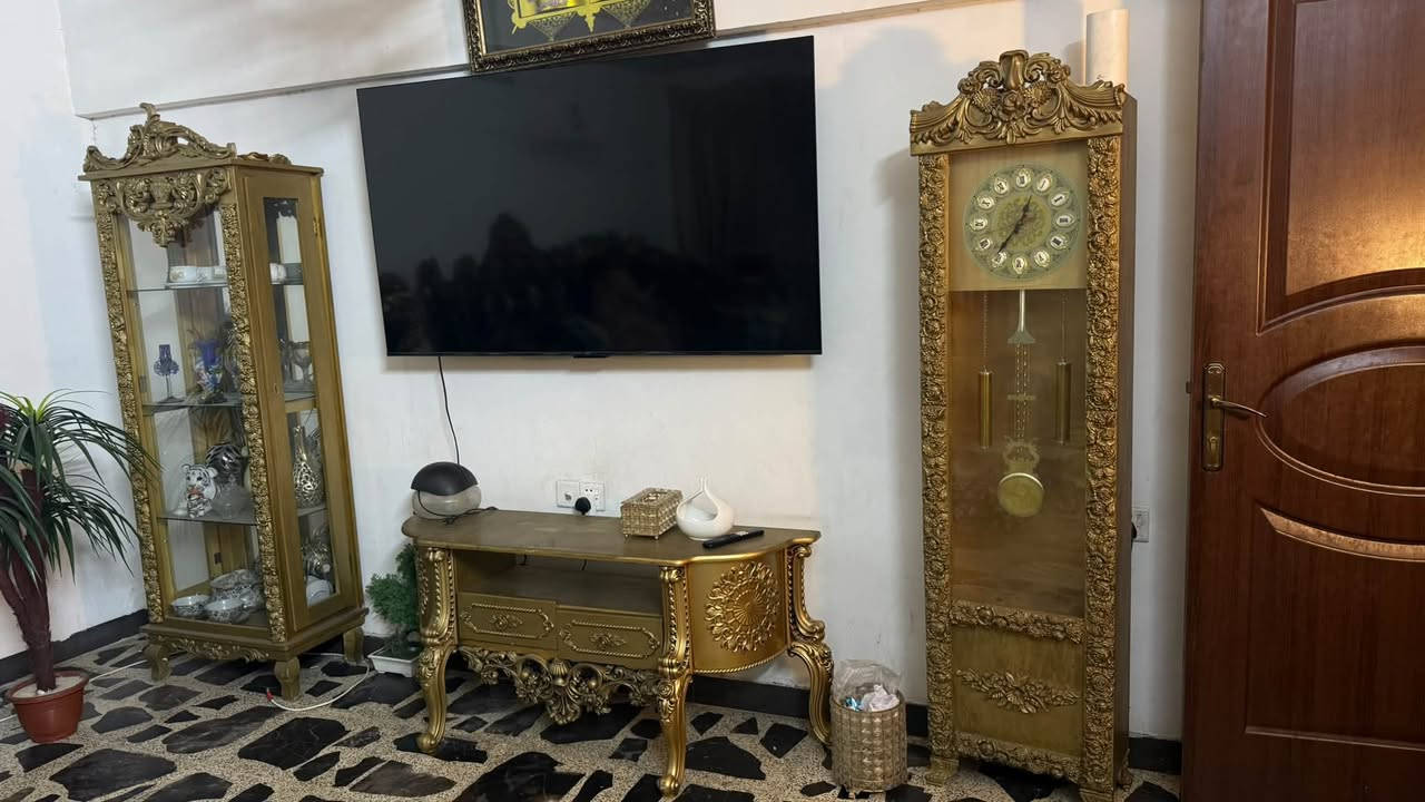التخم 400
الفاترينه 75
المرايه 75
الساعه 50 العنوان الغزالية للاستفسار خاص او ***********
