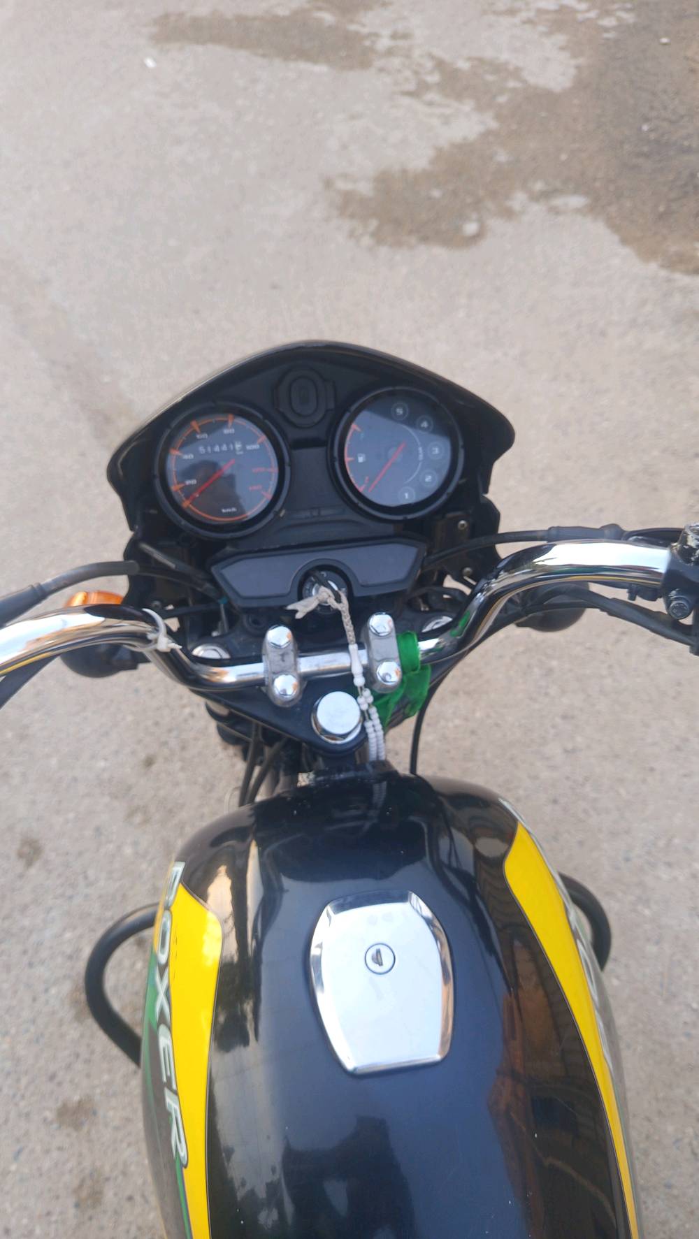 سلام عليكم شباب بوكسر كلاسك لبيع موديل 21 رقم بغداد نكليزي لوحات ثنين تحويل ثاني يوم دراجه ربع متصرف عليها كلها بلادية دراجه مال بيت لا طالعه ولا طابة بعدهي بتايرات الشركة امانه الله لعابة دراجه مكاني بغداد الامين الثانية شارع نواب رقمي للتواصل واتساب واتصال *********** سعر 1750 وبيها مجال