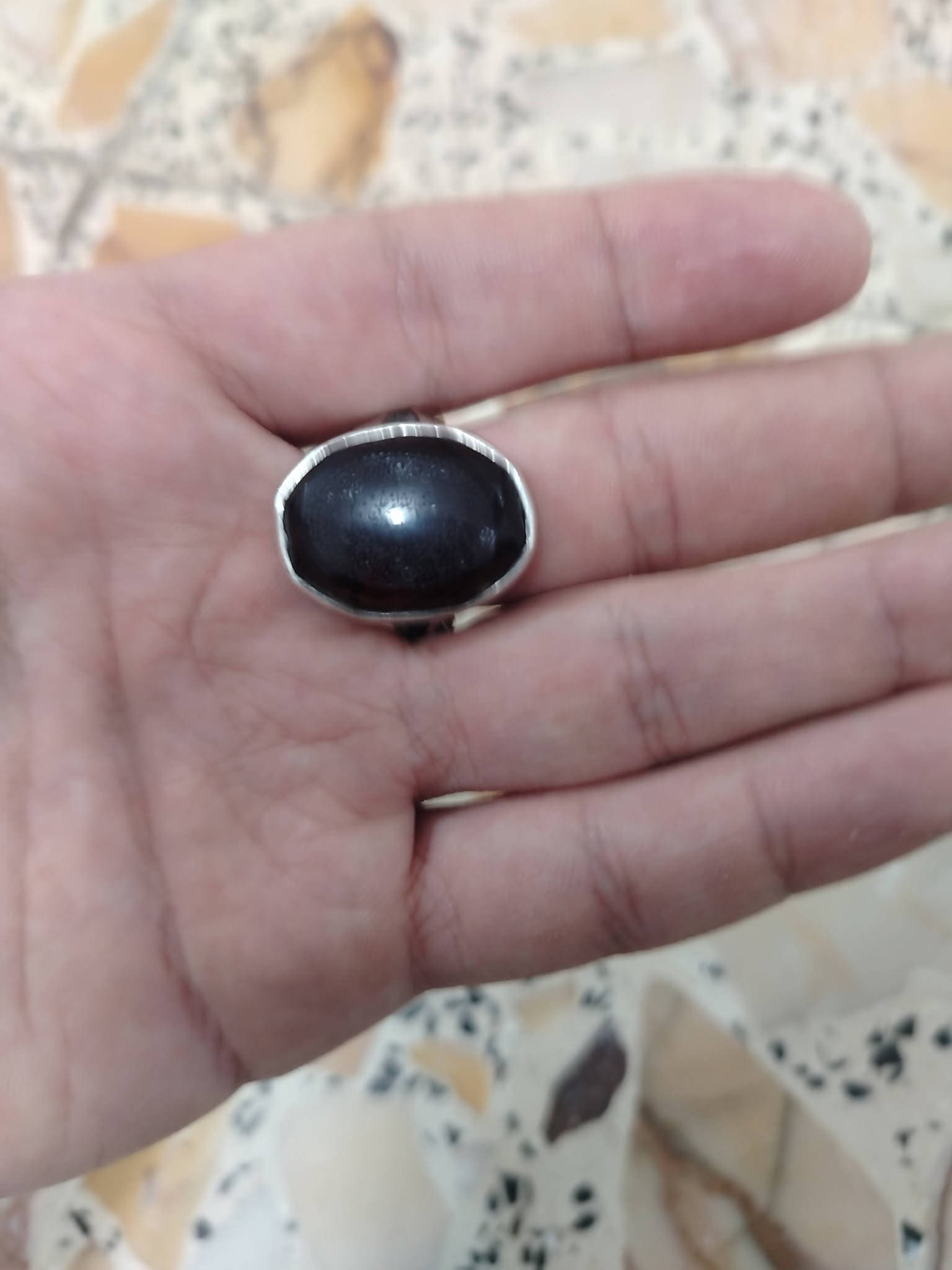 السلام عليكم محابس فضه واحجار عقيق اسود وعقيق عسلي سعر المحبس 75 وكل تفاصيلهم واضحه بالصور

