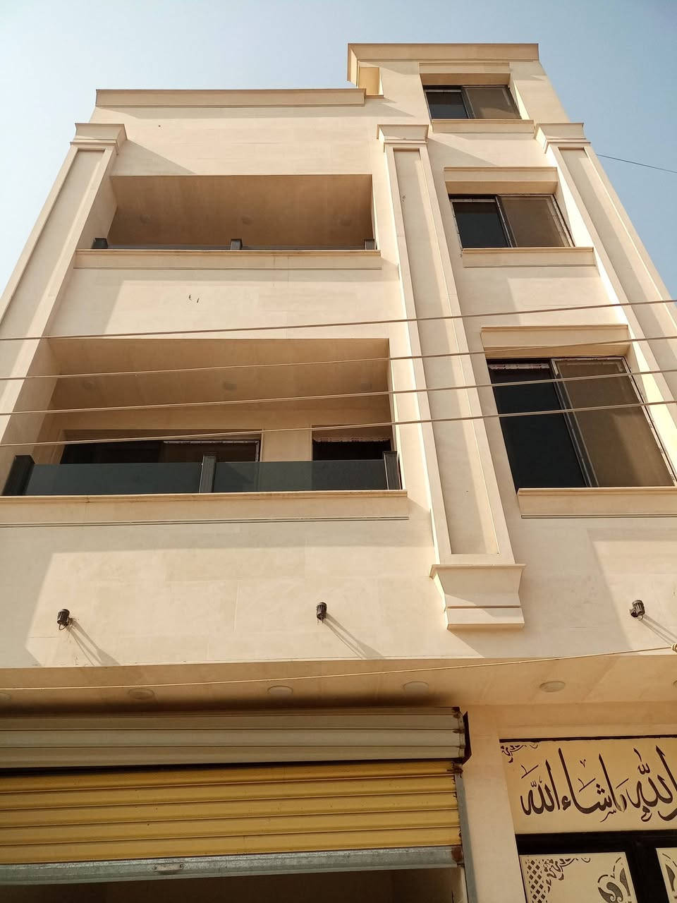 عماره • ٣ شقق • محل تجاري كبير