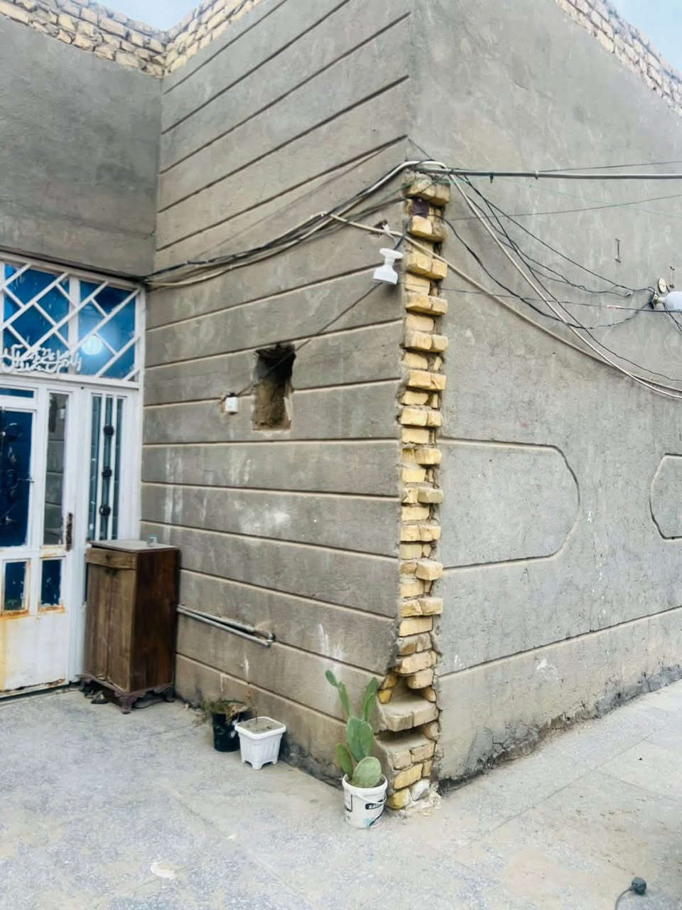 دار في حي أريدو
بمساحة 200م في شارع مركز القلب 
قرب مجمع ابو زينب 
البيت عگاده يحتوي على غرفتين و صالة و مطبخ و مدخل و استقبال و صحيات و حمام 
واتساب ***********

السعر 210 مليون و قابل للتفاوض
