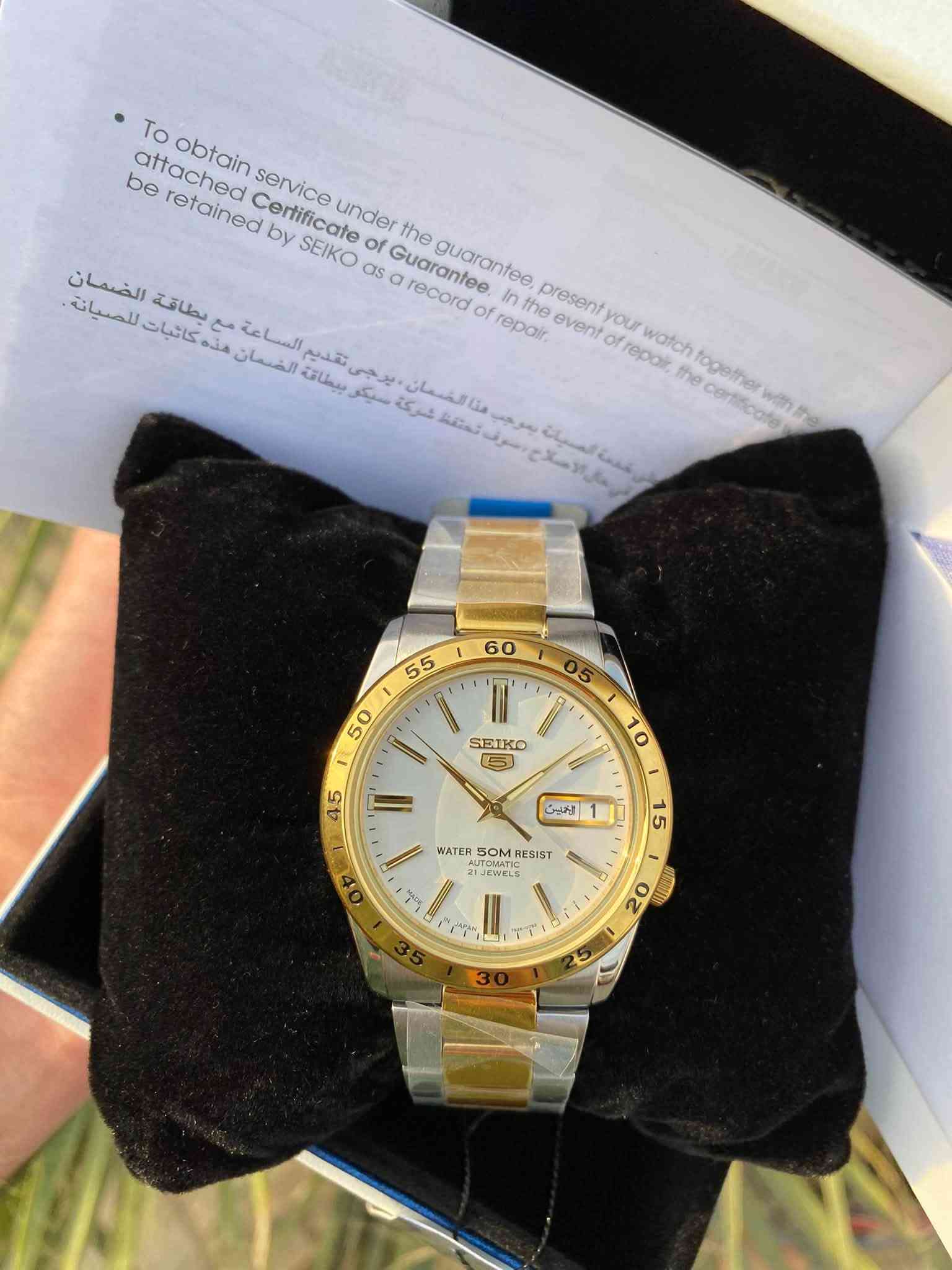 Seiko 5 Stainless Steel White Dial 21 Jewels Automatic SNKE04J1 Unisex Watch 50M

#سيكو 5 ياباني آصلي وكالة انتاج مقطوع  

▪️رقم الموديل  SNKE04K1
▪️اوتو ماتك 21حجر
▪️ارقام وعقارب مضيئة 
▪️كامل المرفقات جديد لم يستخدم 
▪️نافذه عرض التاريخ والأيام عربي 
▪️مقاومة الماء حتى 50 متر 
▪️يوجد توصيل 🚚 

متوفر اكثر من 300 ساعه
خدمة صيانة الساعات الاصليه فقط 
📍البصره ناحية المصطفى قرب جامع النور 
لطفى للجاد في الشراء فقط 
الاستفسار او واتساب
***********

نص مكتوب في الصور:
- اقتصاص