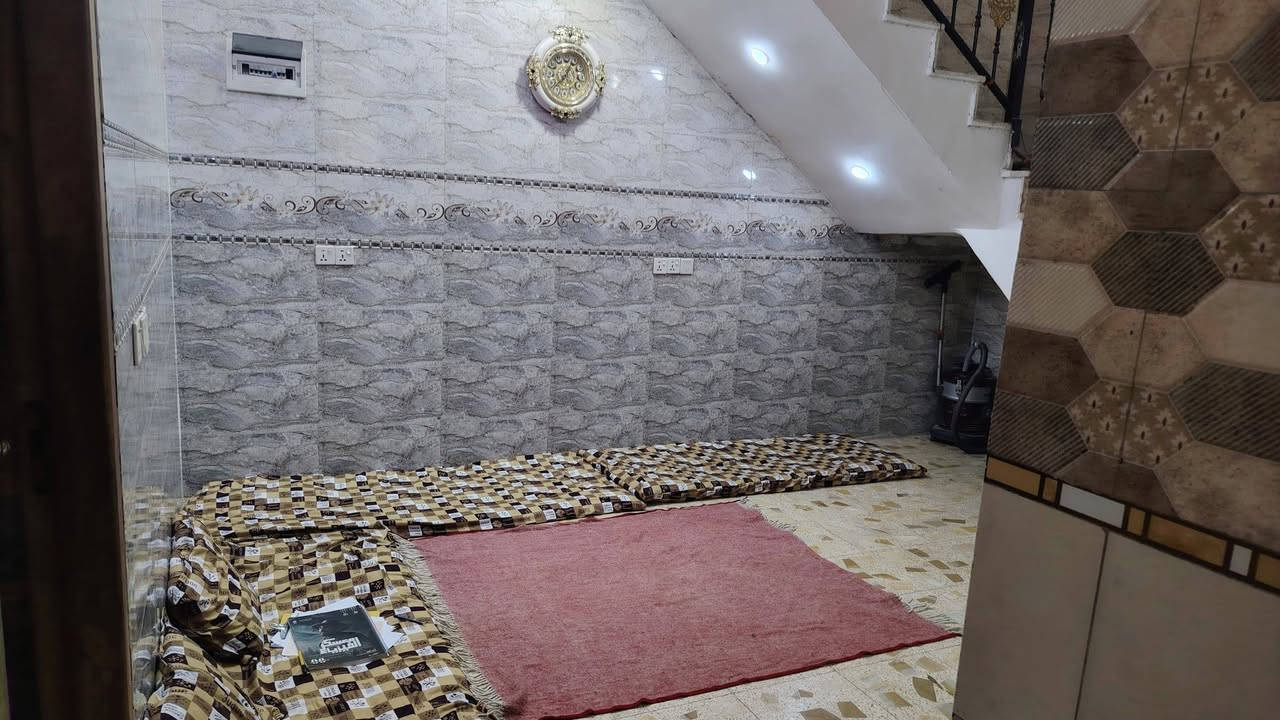 بيت للبيع مساحه 256يحتوي على غرفتين نوم استقبال مطبخ صاله كبيره صحيات2 مناور2 بغداد جسر ديالى الجديدة الكرغوليه شارع ملاين بداية المنطقة قريب على سوق سند 25 طابو زراعي حق التصرف للاستفسار *********** /سعر 160وبي مجال

