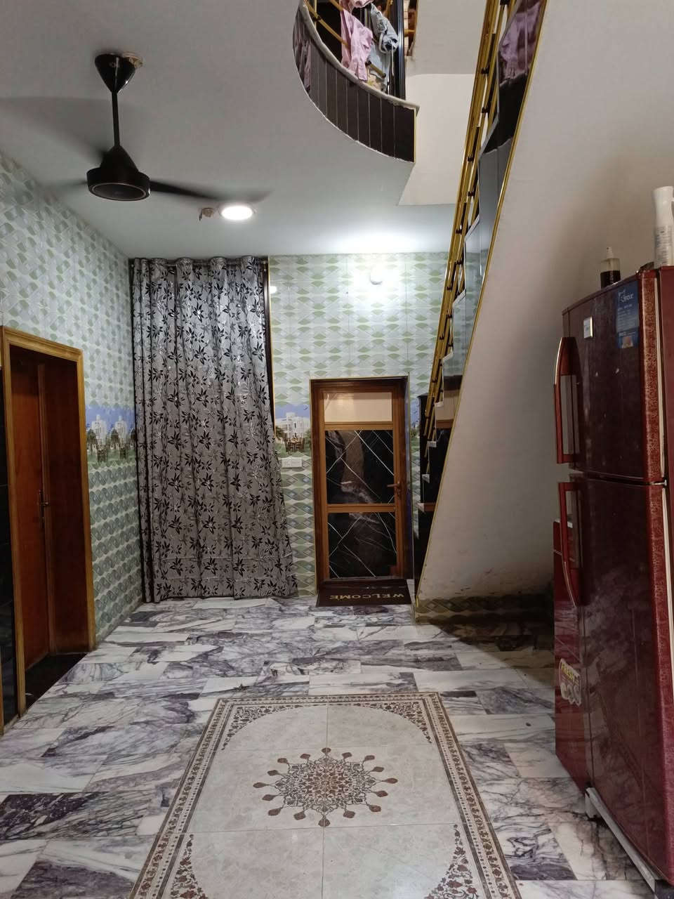 الدار للبيع المساحة 75متر مربعة 
يحتوي على 3غرف نوم وااستقبال وحولي ومنور و 3مجموعات صحية
 موقع الدار الشعلة شارع ابو الدهن 
للستفسار التواصل على هاذ الرقم ‏‪***********‬‏
