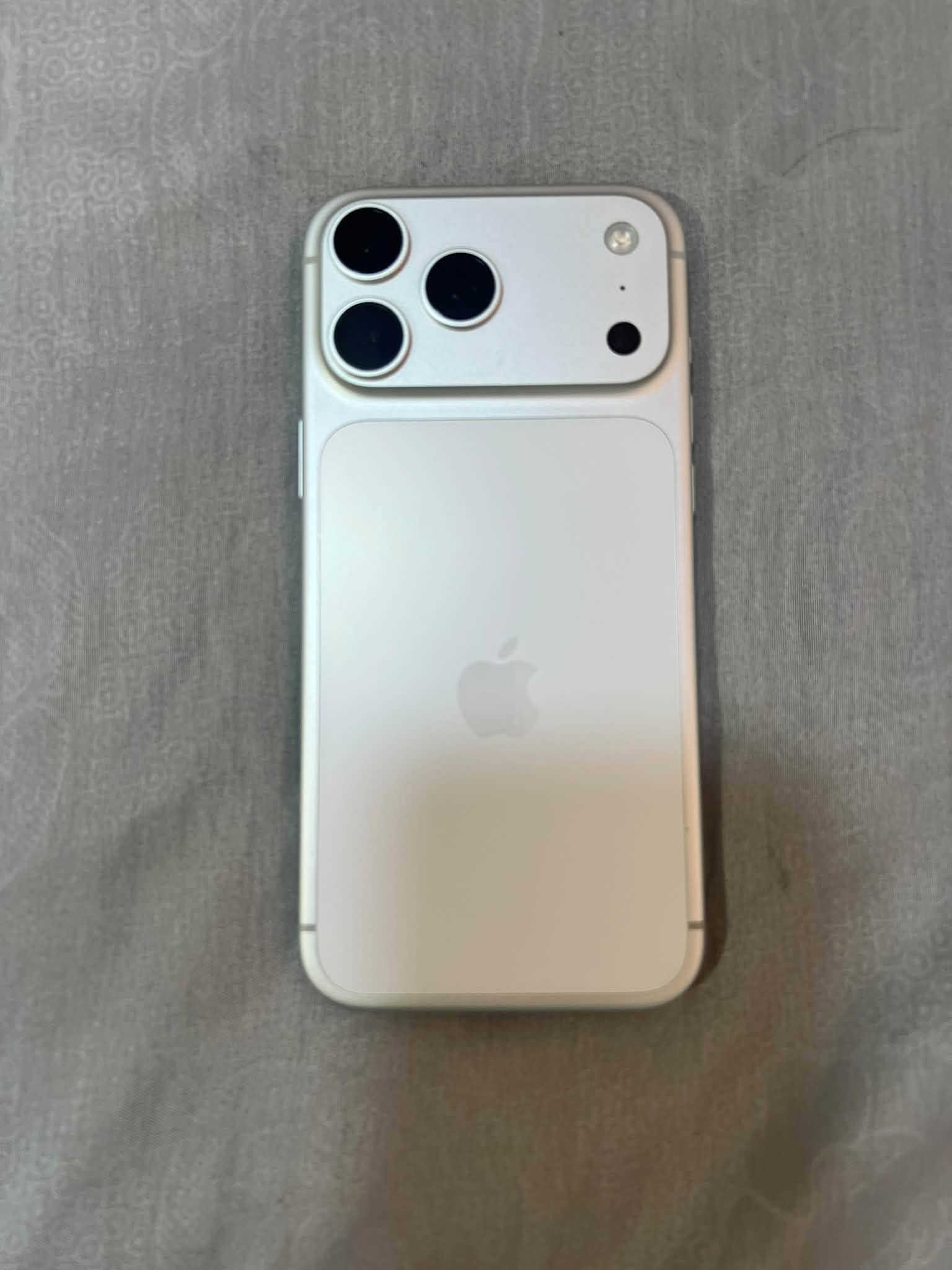 للبيع – iPhone 17 Pro Max
اللون: سلفر
الذاكرة: 256GB
البطارية: 91%
النسخة: شرق أوسط
الشريحة: سيم كارت
الحالة: نظيف جداً جداً
السعر: 1,650,000 دينار
مستعجل بالبيع

الجاد يتفضل، فحص كامل للجهاز
هاتف ***********

نص مكتوب في الصور:
- 4:25
- حالة البطارية
- عادية
- تعمل بطارية iPhone هذه على النحو المتوقع. حول البطارية والضمان...
- الحد الأقصى للقدرة
- 91%
- هذا قياس لقدرة البطارية مقارنةً بمقدرتها عندما كانت جديدة. قد تتسبب النسبة المنخفضة بتقليل ساعات الاستخدام بين عملية الشحن والأخرى.
- عدد الدورات
- 418
- هذا هو عدد مرات استهلاك iPhone للنسبة المئوية للبطارية. معرفة المزيد...
- تاريخ التصنيع
- أيلول 2025
- أول استخدام
- تشرين الأول 2025