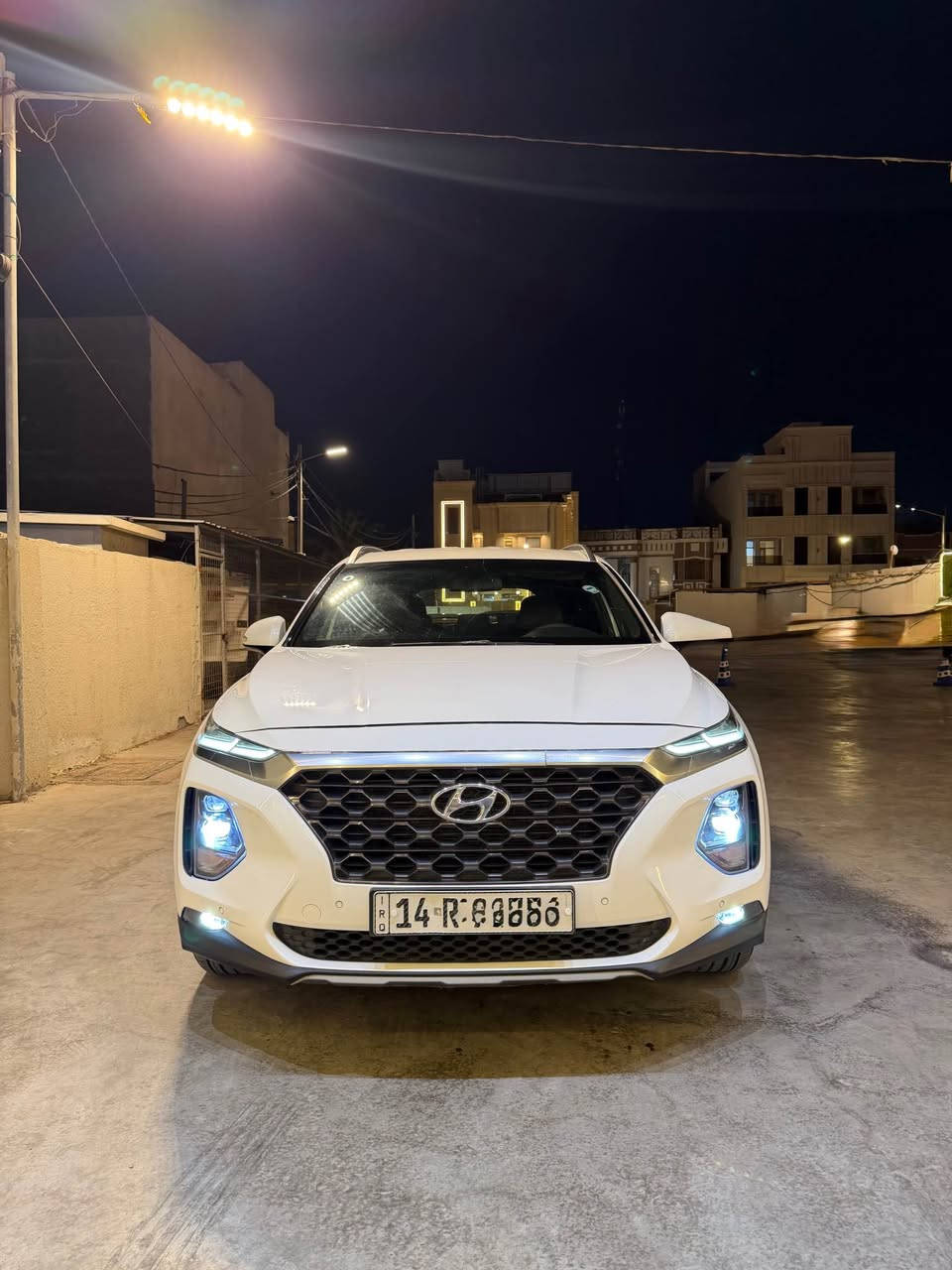 سلام عليكم هونداي سنتافي مديل 2019 خليجي بيه جاملغ الامامي الايمن صبغ بدون ضربه بدون دواخل وبيه تكشير بسيط وسويته على كده الباقي كفاله مكينه وكير وحداديه وتبريد مكفولات مكنيه وكير بلاد على وضع الشركه مكينه 6 سلندر السياره ماشيه 92 الف السياره فول موصفات 1/1 ماعده البانوراما السياره جاهزه مابيه اي نقص السياره رقم بصره الجديد سنويه جديده هزه جديده شرط التحول 
مكاني بصره📍
السعر 188$
الاستفسار *********** البصرة, العراق
