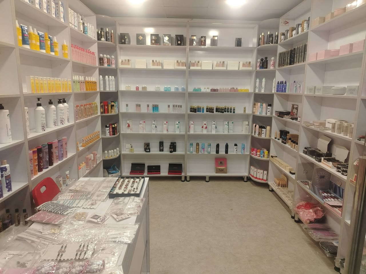 محل للبيع • كوزمتك وعطور • ١٢ فاترينه