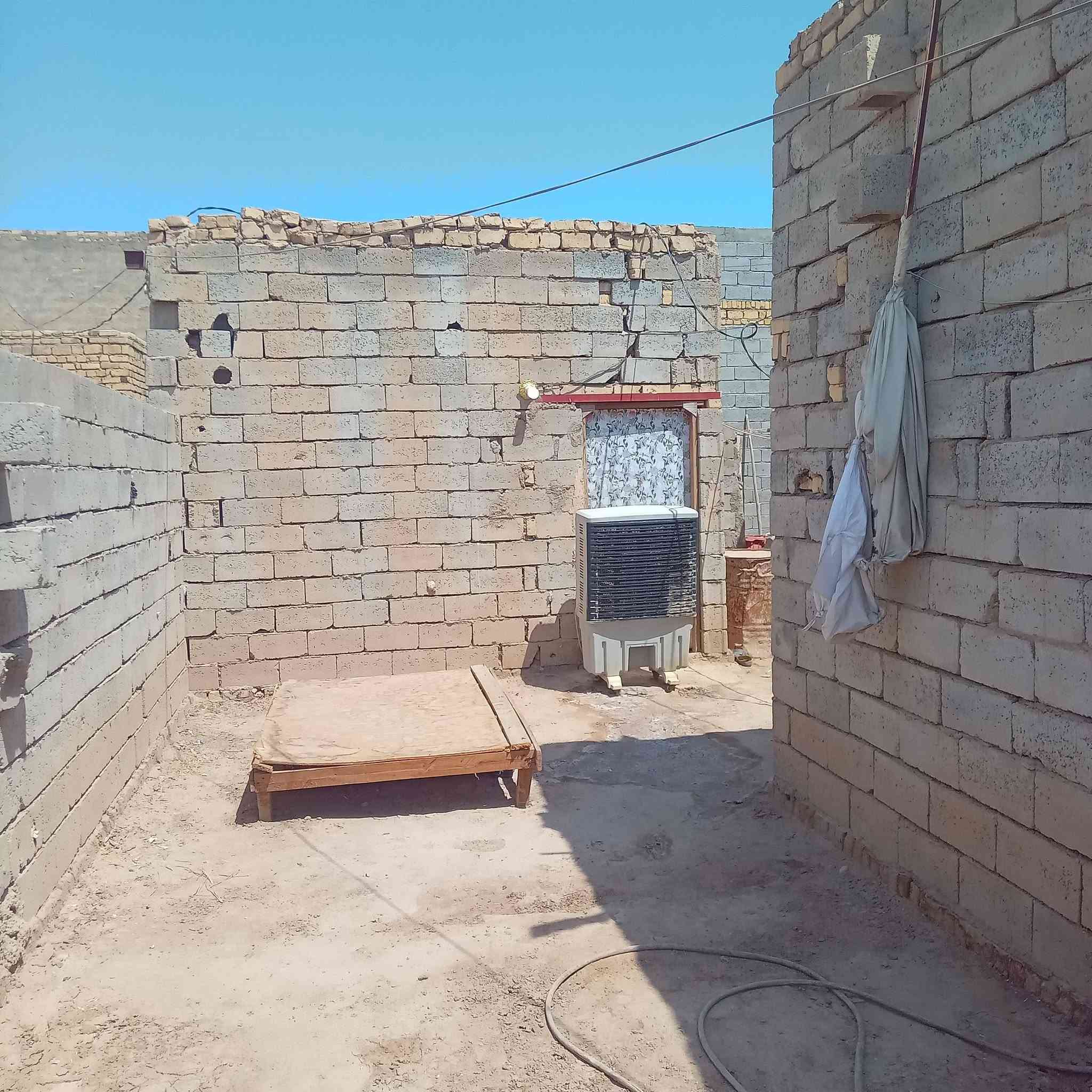 سلام عليكم دار سكن للبيع منطقة ال سيد لطف زراعي مساحة ١٢٠م بناء بلوك عكاده غرفة ومطبخ وصحيات والغرفة الثانيه ما كاملة السعر ٧ مليون وبي مجال استفسار اتصال*********** أو واتساب
