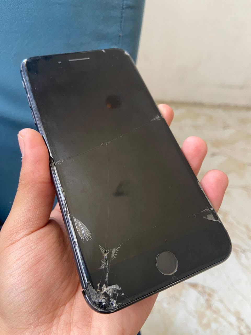 ايفون 8بلس ذاكره 64 بطاريه 100بدلتها قبل 4ايام اصليه 
شغال اي خلل مابي فقط الكلاس مكسور مو الشاشه سعرها 20
السعر 100بي مجاا بسيط مكاني بعقوبه لتحرير ***********
