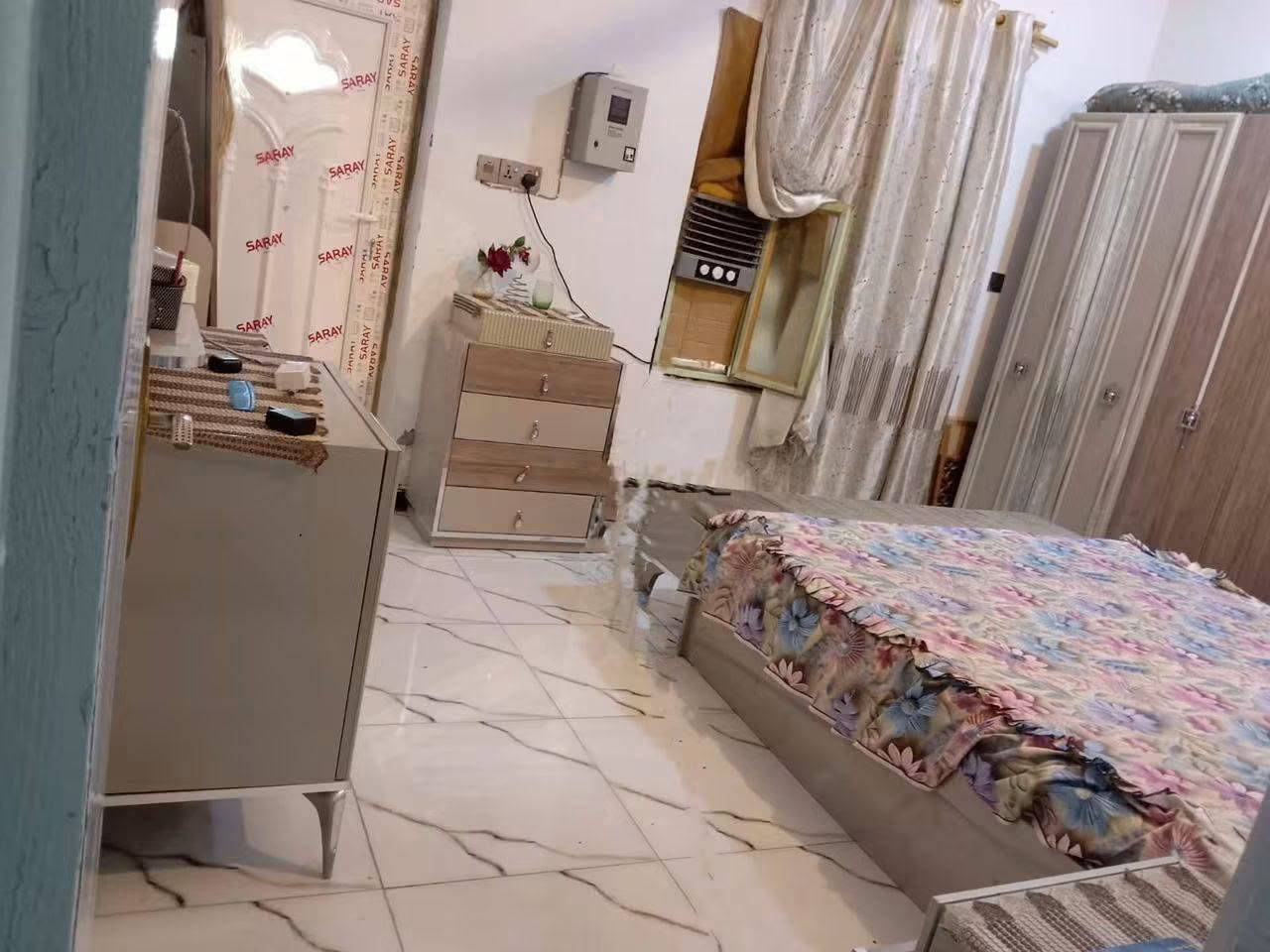السلام عليكم بيت للبيع مساحه 200 متر غرفتين وصاله مطبخ واستقبال ومناور بيت جديد ونظيف حي الامين ام  طباشي خلف حسينيه سفينه طريق الزوار اكثر استفسار اتصال بالرقم ‏‪***********‬‏
