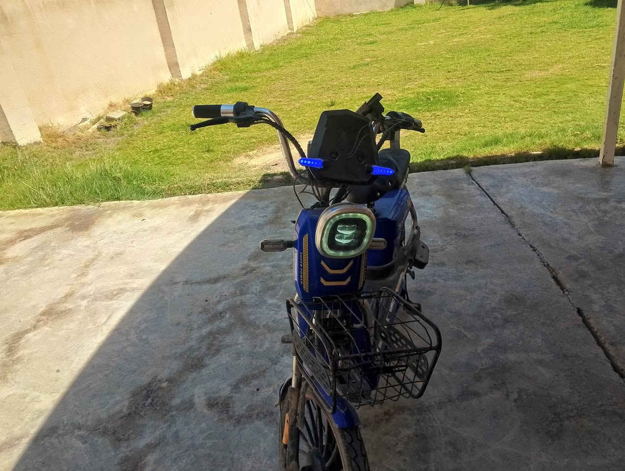سلام عليكم باسكل شحن خمسه بطاريات للبيع باسكل نضيف السعر 325 وبيه مجال شي قليل عنواني كربلاء الحسينيه قرب سيطره الوند رقم هاتف *********** تفاصيل ع هاذه الرقم
