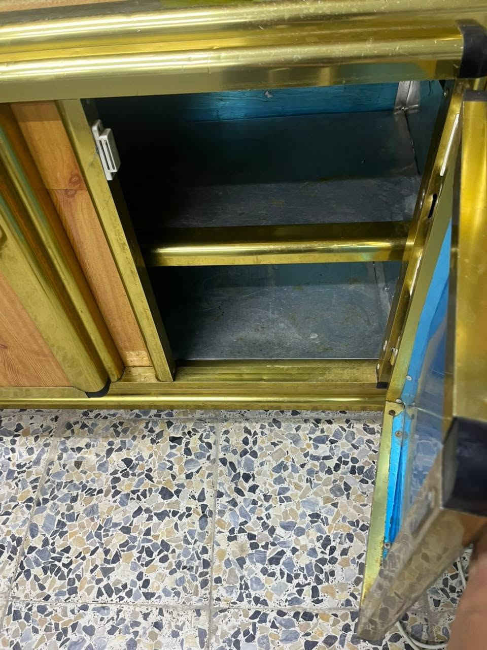 مستعمل البيع كاونتر مترين مع المعلق 
سنكي ستيل 
اخو الجديد مبطن البيبان مكاني الكوفه شارع المطار وساب او تصال *********** النجف, العراق
