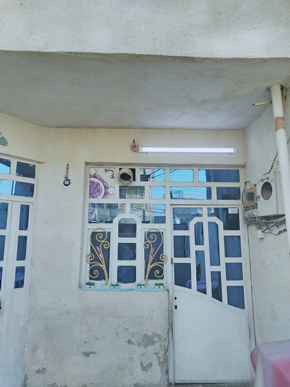بيت للبيع مساحه 120  متر قاطين القاط الأول بلوك والثاني طابوك يتكون من ثلاث غرف نوم وصاله عدد 2 استقبال ومطبخ ومناور عدد 2 صحيات خارجيه حمام داخلي مجاري تبليط كهرباء البيت خير من الله الي حاب يتواصل *********** بي واتساب
