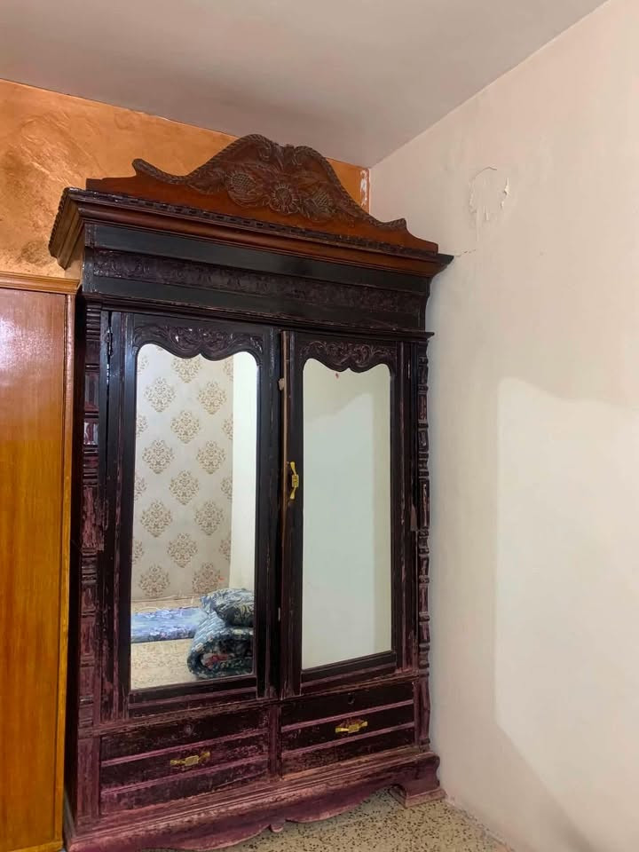 السلام عليكم 
كنتور هندي كنتور أنتيكا عمره 90سنة بابتين مع جرارتين خارجيات مع وجود قاصة داخلية مع تاج كبير نضيف مابي ضرر للاستفسار الاتصال على الرقم 
***********

