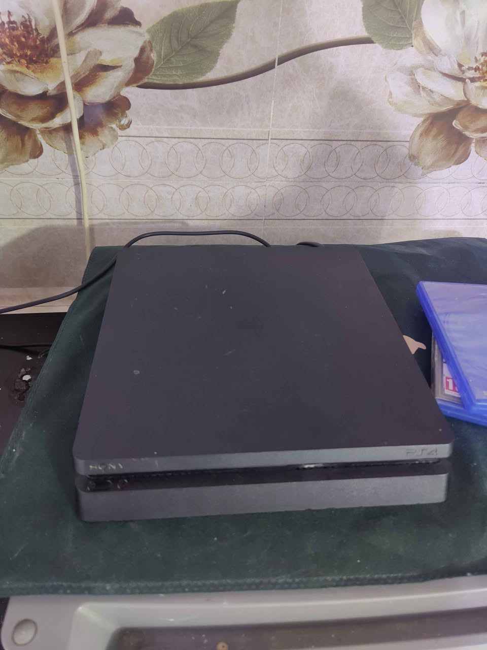 سلام عليكم بلي فور سلم لوك ستيكر ممفتوح جويستكات عدد 2 قرص GTA سعره 220 مكاني كربلاء حي رمضان للستفسار *********** عين التمور, كربلاء
