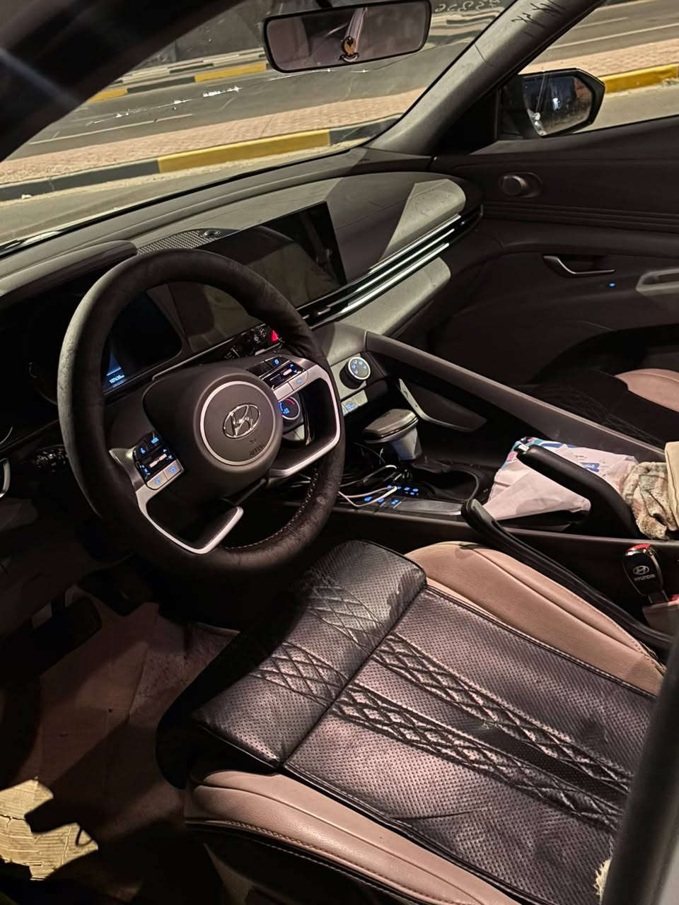 🚘 للبيع النترا 2023 خليجي 🚘
🔹 اللون: أبيض
🔹 المحرك: 1600
🔹 وارد خليجي
🔹 كير AT المرغوب
✨ فول مواصفات: 
✔️ فتحة سقف 2 طكه
✔️ بصمة وتشغيل عن بعد
✔️ حساسات أمامية وخلفية
✔️ نظام ترحيب
✔️ مرايا شفط
✔️ شاشة أصلية تدعم Apple CarPlay و Android Auto
✔️ 3 وضعيات قيادة (Eco / Normal / Sport)
✔️ نظام ABS
✔️ تبريد ثلاجة قطعتين
📌 الدهن كله أصلي
📌 باتري جديد
📌 مكفولة محرك وگير 
🔧 الملاحظات:
بيها بارد بلباب على كد شبر بلباب السايق
💰السعر 148
واتساب ***********
اتصال ***********
