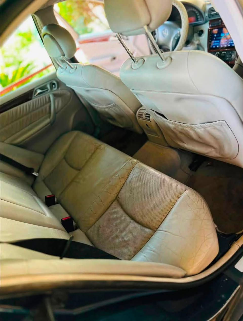 للبيع مارسدس c240
السلام عليكم للبيع
موديل 2001 
فئه ELEGANCE 
محرك v6 
بيهه قطعتين صبغ فقط 
السياره ما عايزهه كلشي 
السعر 65 وبيهه مجال

هـ***********
