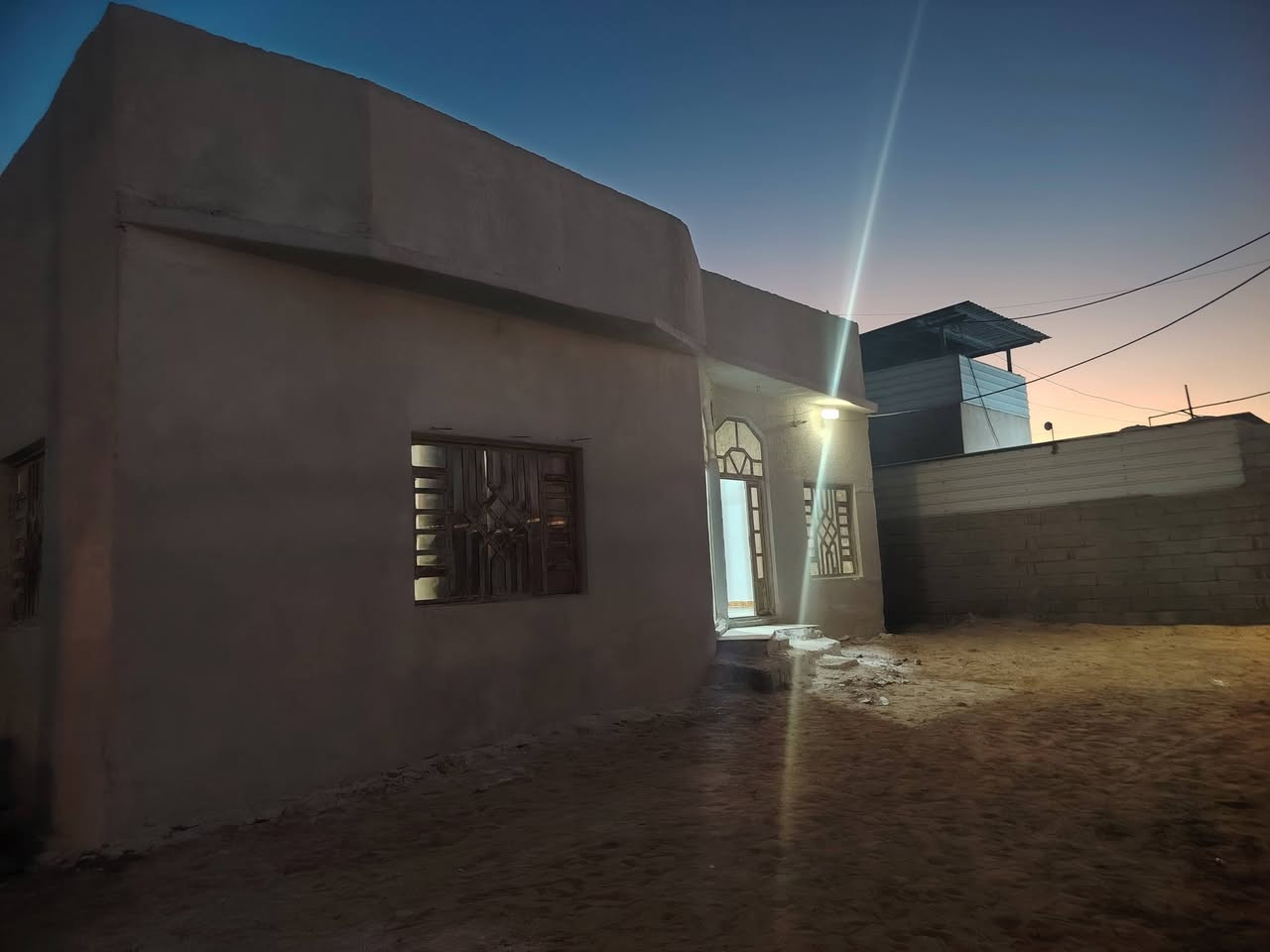 بيت مساحة ١٠٠٠ متر مساحة البناء ٢٦٠ يحتوي على ٤غرف واستقبال ٢ مطبخ صحيات ٢ على شارع تبليط وبظهره نهر حديقة كبيرة بيها نخل كراج كلش كبير يبعد على شارع العوجه ١٥٠ متر شارع سيد علي طابو سهم للاستفسار ***********  ***********

