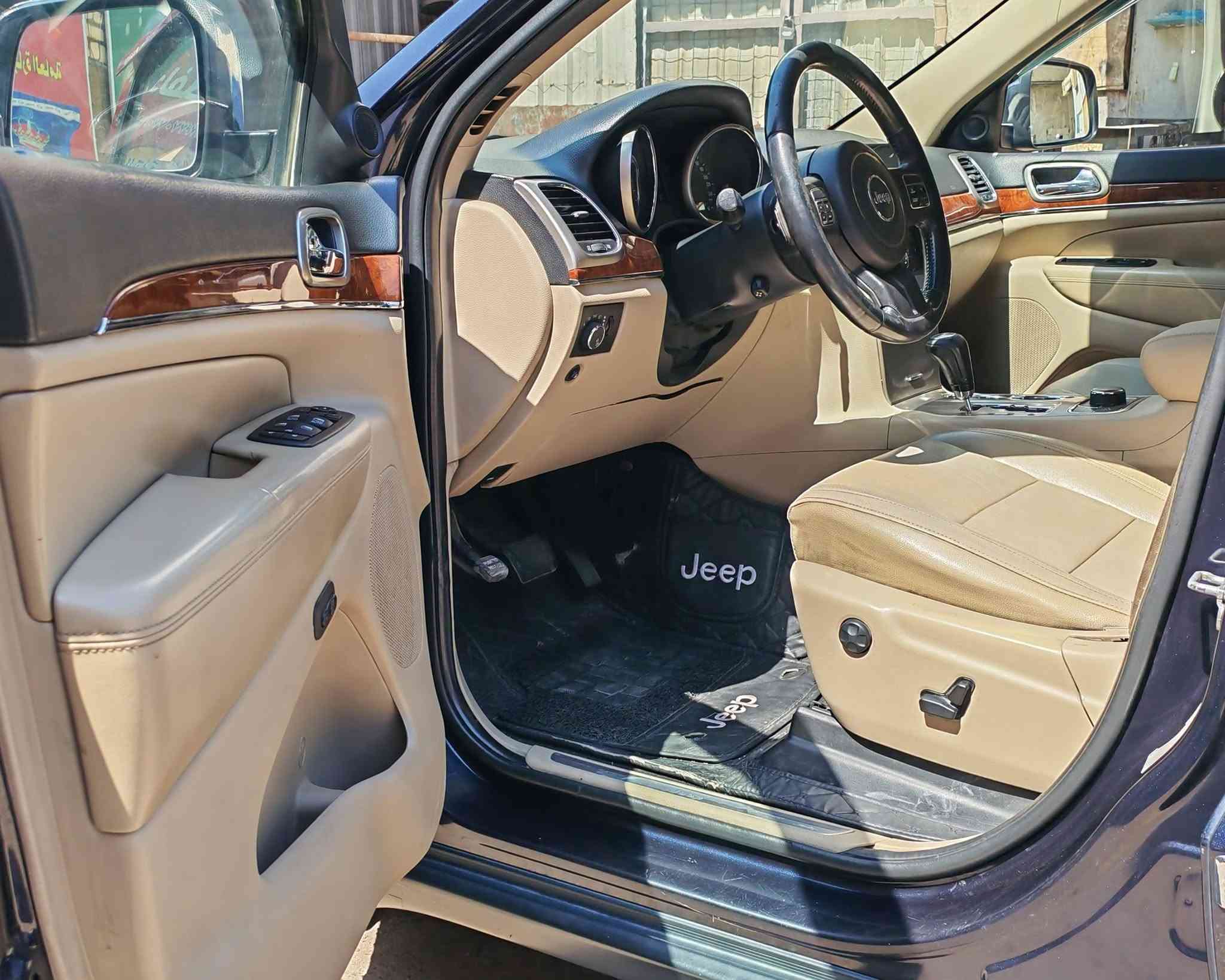 جيب 2011 خليجي لمتدد
فول مواصفات السعر 128$وبيه مجال
بيه قطعتين صبغ جاملغ امامي وخلفي
بدون دواخل شرط محرك 8 سلندر هيمي 5.7
بصمه 
 بونرما
لايت زنون 
كشافات زنون
كشنات كهرباء
تبريد قطعتين 
كامره خلفيه
تدفئه  مقاعد امامي + خلفي
حساسات خلفيه +أمامية
صدر جديد دهن جديد
وباقي المواصفات اللمتدد المعروفه 
السنويه بأسمنه تحويل ثاني يوم
 رقم بغداد جديد انكليزي 
📍مدينة الصدر
اي استفسار 
***********
