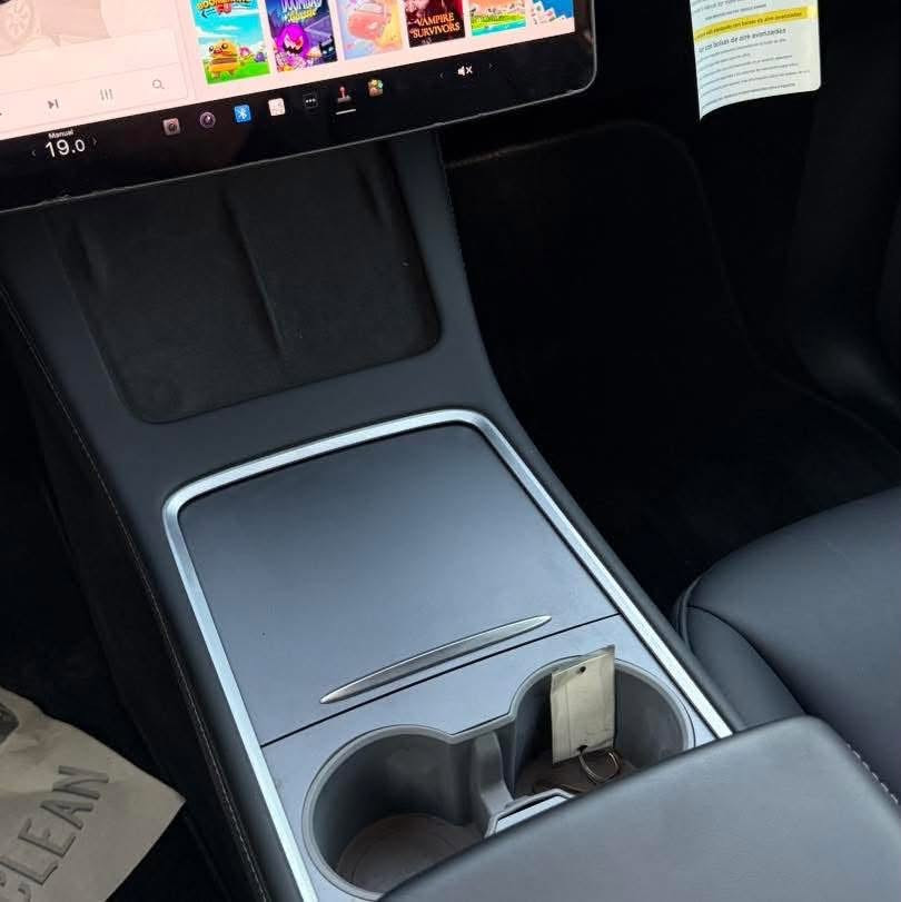 TESLA MODEL Y 
DUAL MOTOR LONG RANGE 2023
تسلا واي لونك رينج دبل ماطور 
ماشيه :73 كيلو 
كامرات 360 
اوتو بايلوت 
حساسات 360 
معروفه مواصفاته
بدون صبغ ( باب خلفي مبدل اصلي نفس اللون)

السعر 21،500$ وبيه مجال 
وبيه مجال بسيط 
***********
***********
