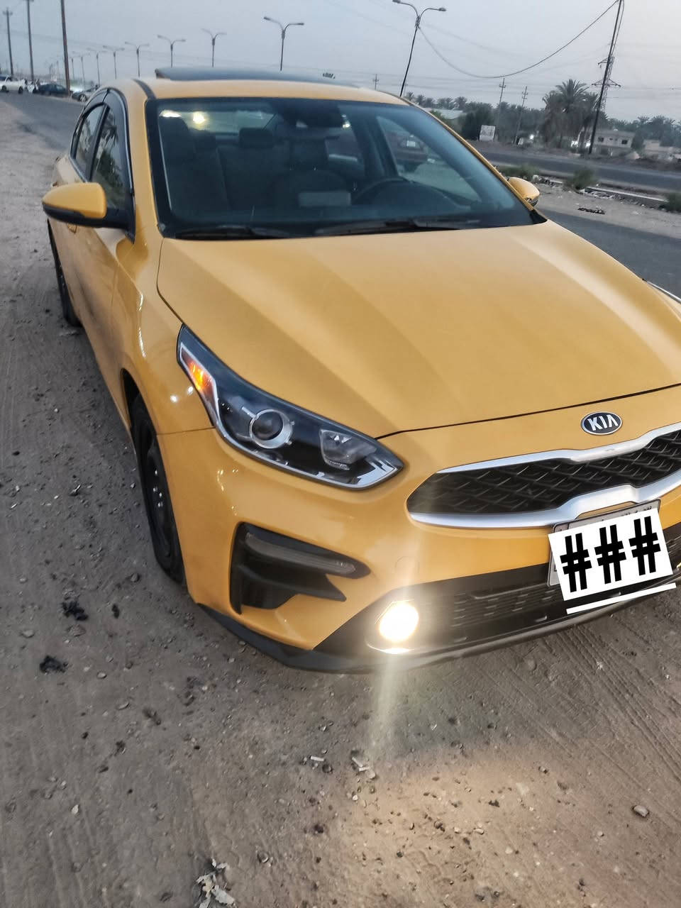 🚗 كيا/ فورتي (Kia Forte) للبيع 🚗
المواصفات العامة:
المنشأ/الوارد: وارد أمريكي.
المحرك: 4 سلندر بسعة 2.0 لتر .
المواصفات: فول مواصفات 1/1.
اللون: أصفر.
عدد المقاعد: 4 مقاعد جلد (داخلية مرتبة ونظيفة).
 المواصفات والتجهيزات:
فتحة سقف.
إضاءة LED أمامية مع كشافات ضباب.
شاشة لمس  تدعم Apple CarPlay / Android Auto.
كاميرا خلفية للركن.
تبريد وتدفئة مقاعد امامية.
منضومة غاز.
أنظمة أمان وتثبيت سرعة.
📋 حالة السيارة والضرر
الضرر: قطعتين فقط (چاملغ وباب خلفي بدون اضرار داخلية)
الحالة الفنية: محرك  بحالة ممتازة وجاهزة للاستخدام بدون أي مصاريف إضافية.
📌 تفاصيل الإعلان
المكان: [بغداد/اليوسفية]
السعر: [12,000$] (قابل للتفاوض البسيط)
رقم التواصل: [***********]
رقم ثاني:      [***********]

نص مكتوب في الصور:
- ###