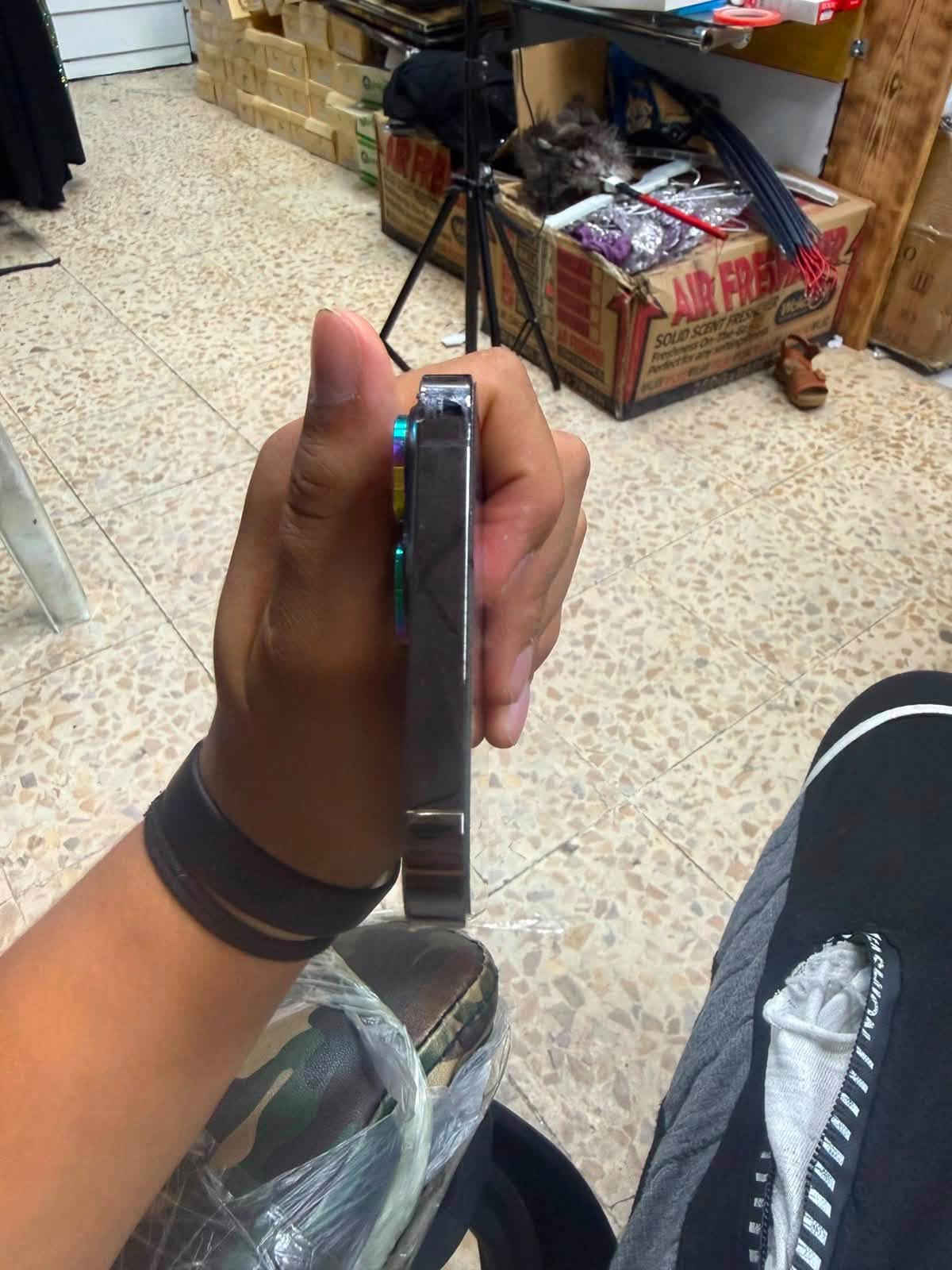 ايفوان 13برو ماكس جهاز حيل نضيف جهاز كامل بلاد شرط الفحص بطاريه 86بلاد ذاكرة 256جهاز    تك سيم جهاز ستخدام بيت عنوان كركوك   رقم للهاتف ***********سعر 780وبي مجال للطيبين

نص مكتوب في الصور:
- كما هو الحال مع البطاريات القابلة لإعادة الشحن، بطارية الهاتف قابلة للاستهلاك وتصبح أقل فاعلية مع الوقت. معرفة المزيد...
- 86%
- الحد الأقصى للقدرة
- هذا قياس لقدرة البطارية مقارنة بقدرتها عندما كانت جديدة. قد تتسبب القدرة المنخفضة بتقليل ساعات الاستخدام بين عملية الشحن والأخرى.
- أقصى قدرة للأداء
- ستساعد الأنظمة المضمنة في النظام والمكونات في تخفيف آثار الأداء التي قد تلاحظها أثناء التقدم الكيميائي في عمر بطارية iPhone.
- شحن البطارية المحسن
- للحد من استنزاف عمر البطارية، يتعلم ال iPhone من عادات الشحن اليومية، بحيث ينتظر ولا يتجاوز %80 حتى يحين موعد حاجتك إلى استخدامه.
- الشحن بالطاقة النظيفة
- في منطقتك، سيحاول iPhone التقليل من البصمة الكربونية من خلال انتقاء وقت الشحن الذي تتوفر فيه كهرباء بانبعاثات كربونية منخفضة. يتعلم iPhone من عادات الشحن اليومية، بحيث لا يشحن بالكامل حتى يحين موعد حاجتك إلى استخدامه. معرفة المزيد...